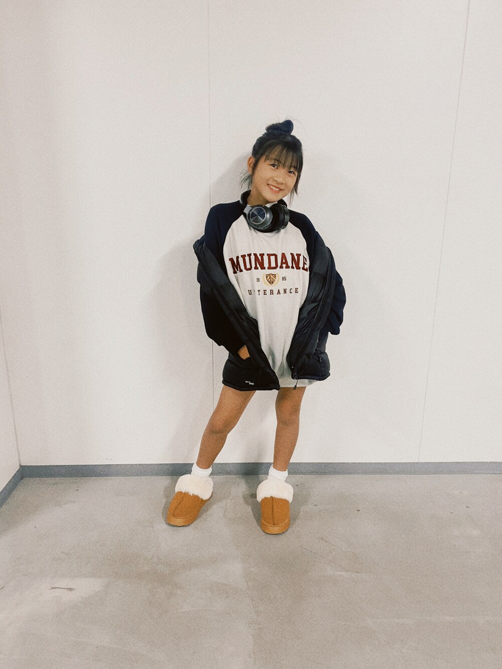 「秋冬コーデ、休日コーデ、秋のコーデ、キッズコーデ、スウェット、小学生、女の子、スウェットワンピース、ムートンブーツ、ﾑｰﾄﾝｻﾎﾞ、海外ガール、ダウンベスト、アベイル」｜「エマムアのアイテム（ワンピース、グレー系）」を使った、KOKOROさん（キッズ・145cm）の秋コーディネートの3枚目の写真