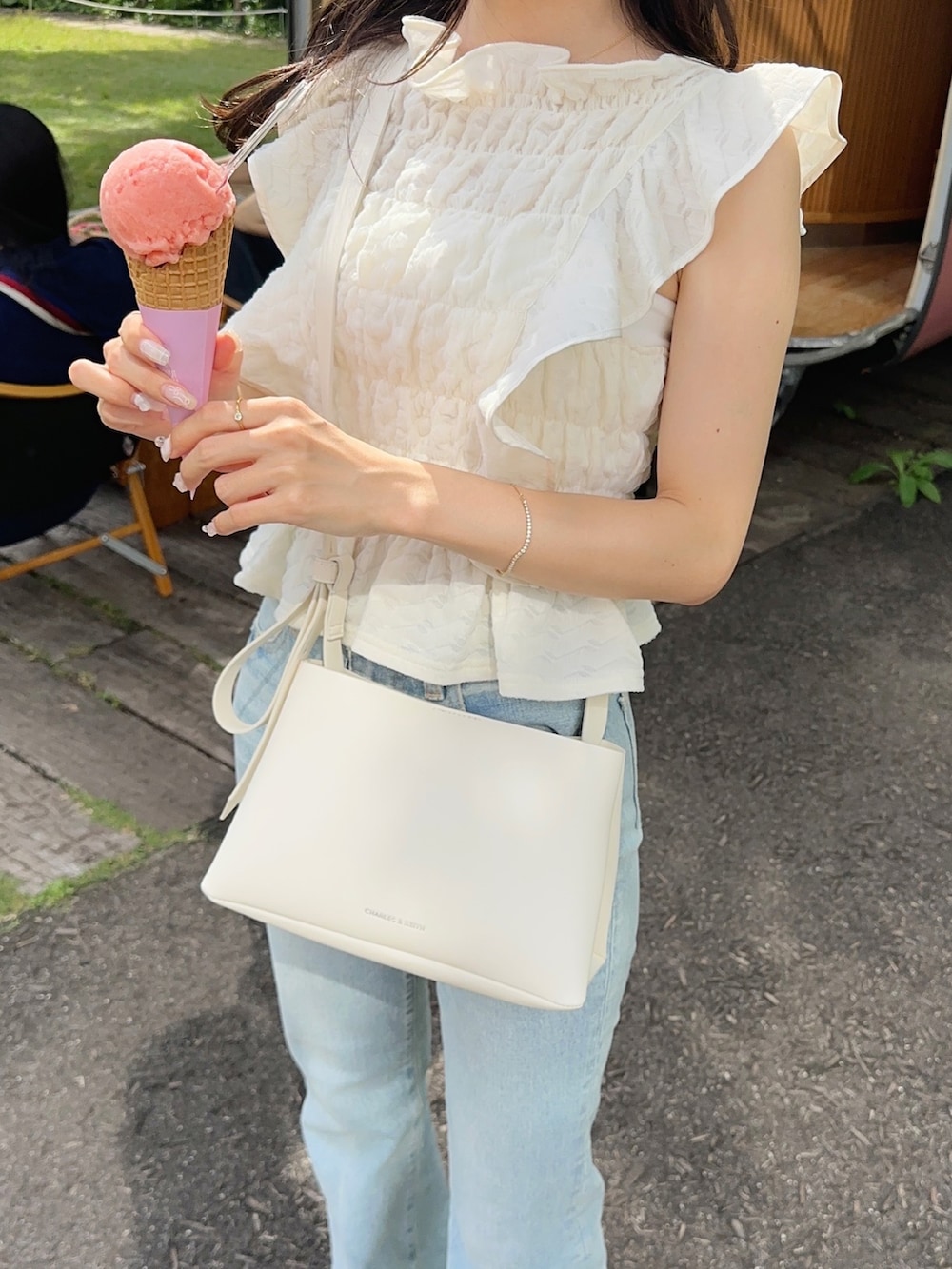 「デニム、デニムコーデ、snidel、snidelコーデ、デート、デートコーデ、夏コーデ」｜「MOUSSYのMVS FLARE（デニムパンツ、ブルー系）」を使った、まいかさん（骨格ウェーブ・レディース・156cm）の夏コーディネートの2枚目の写真