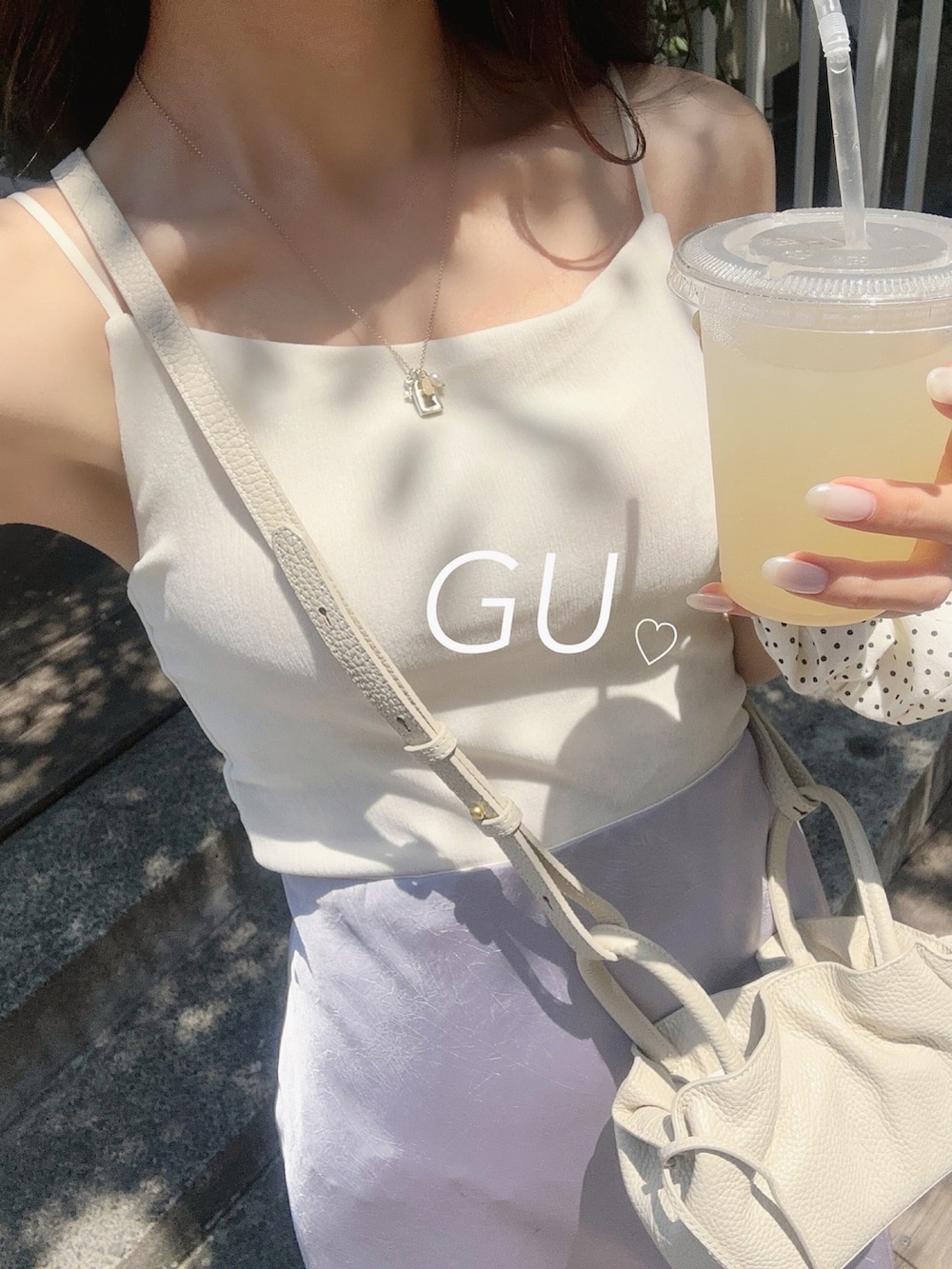 「夏コーデ、夏、デート、デートコーデ、サテンスカート、キャミソール、ベロア、サンダル」｜「GUのアイテム（キャミソール、ホワイト系）」を使った、まいかさん（骨格ウェーブ・レディース・156cm）の夏コーディネートの2枚目の写真