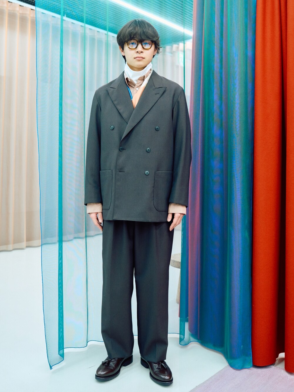 ホワイト系のシャツ/ブラウス、ブラック系のデニムジャケット、ブラック系のデニムパンツを着用したメンズの冬コーディネートの2枚目の写真