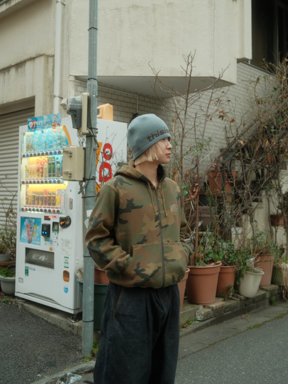 その他のパーカー、ブルー系のデニムパンツ、ブラウン系のスニーカーを着用したメンズの春コーディネートの2枚目の写真