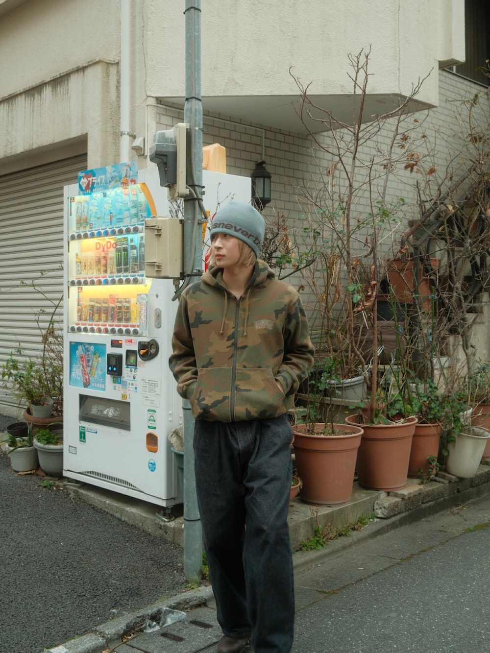 その他のパーカー、ブルー系のデニムパンツ、ブラウン系のスニーカーを着用したメンズの春コーディネートの3枚目の写真