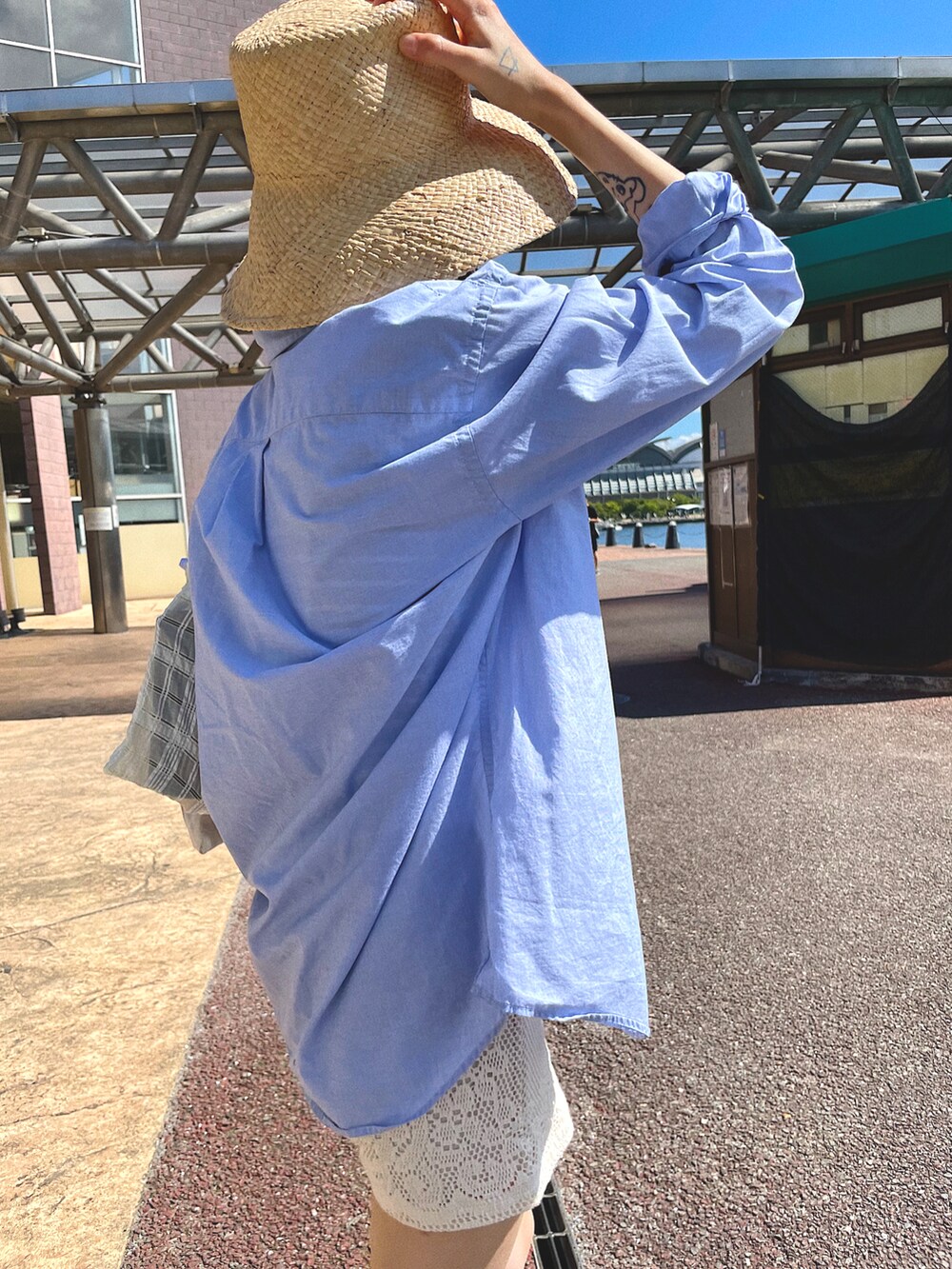 ホワイト系のその他パンツを着用したレディースの秋コーディネートの3枚目の写真