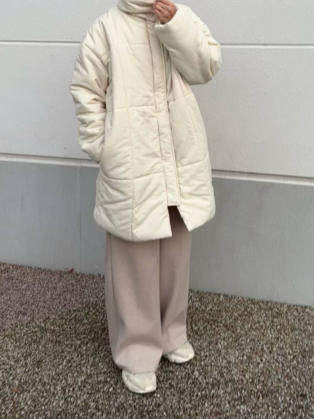 ホワイト系のダウンジャケット/コート、ベージュ系のスニーカーを着用したレディースの冬コーディネートの4枚目の写真