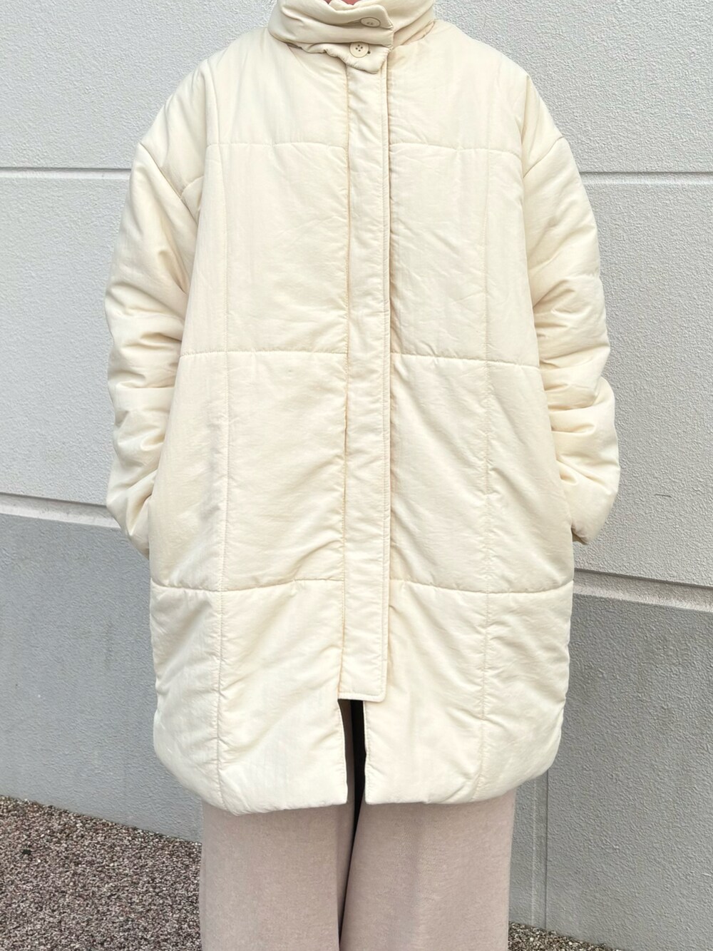 ホワイト系のダウンジャケット/コート、ベージュ系のスニーカーを着用したレディースの冬コーディネートの5枚目の写真