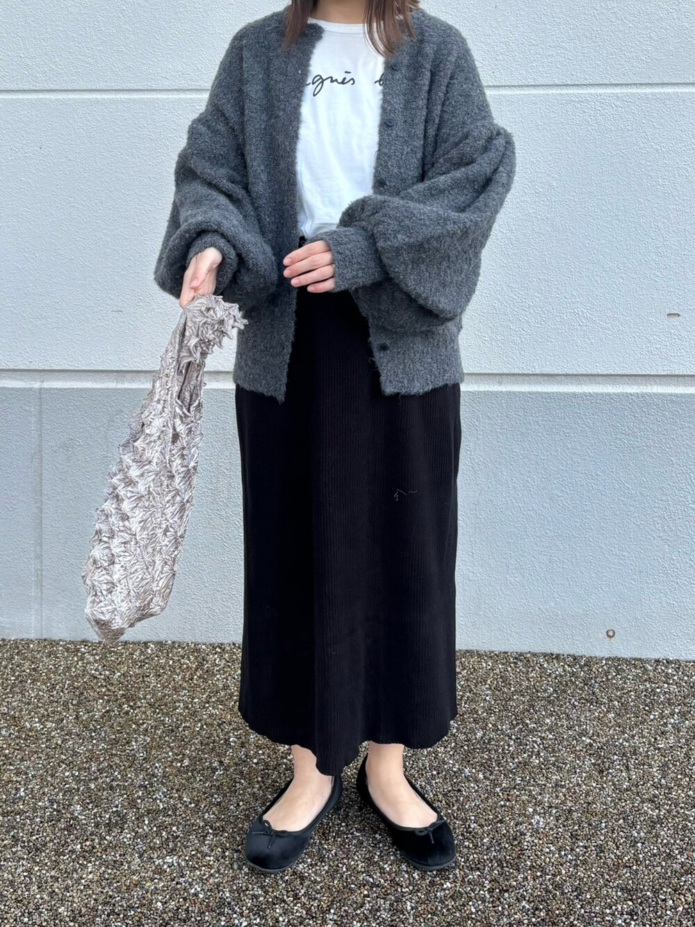 ホワイト系のTシャツ/カットソー、グレー系のカーディガン/ボレロ、グレー系のエコバッグ/サブバッグを着用したレディースの秋コーディネートの2枚目の写真