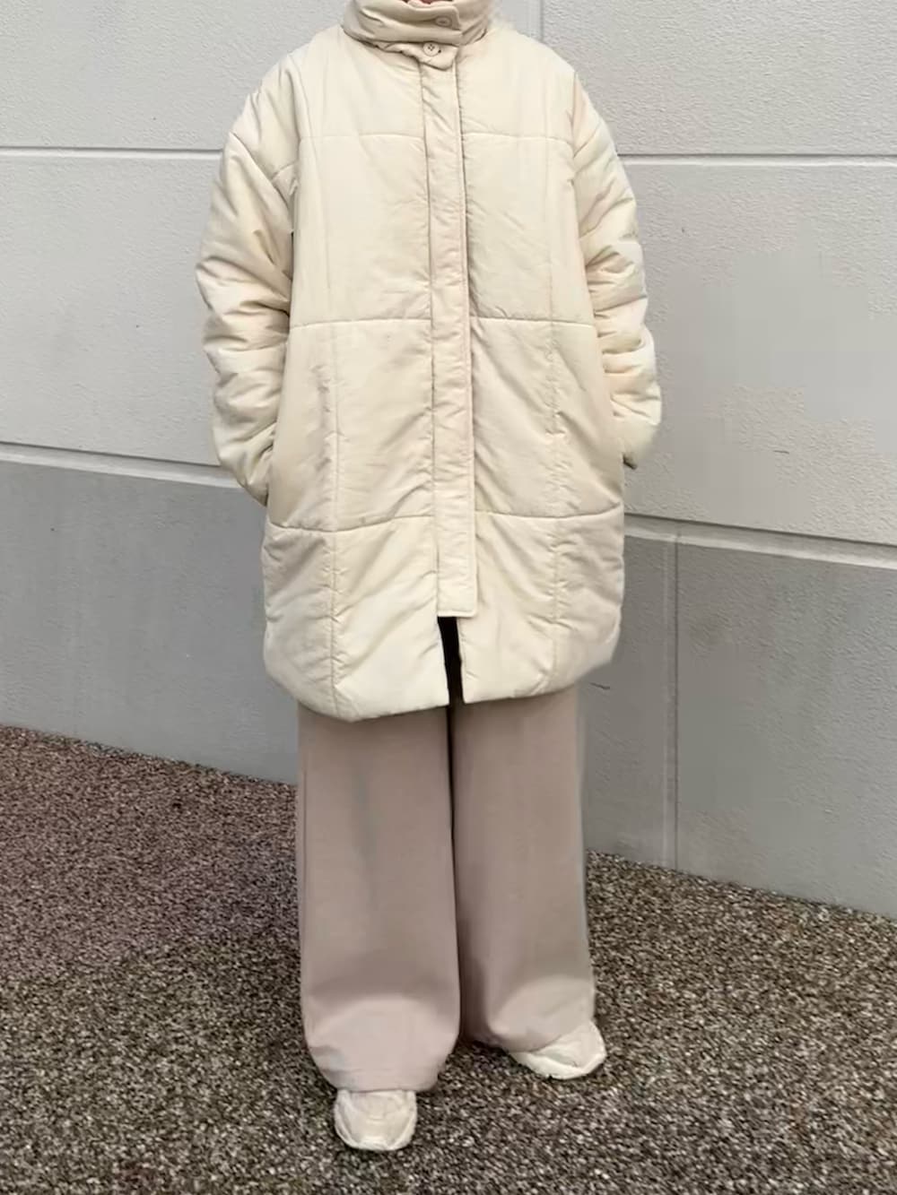 ホワイト系のダウンジャケット/コート、ベージュ系のスニーカーを着用したレディースの冬コーディネートの3枚目の写真