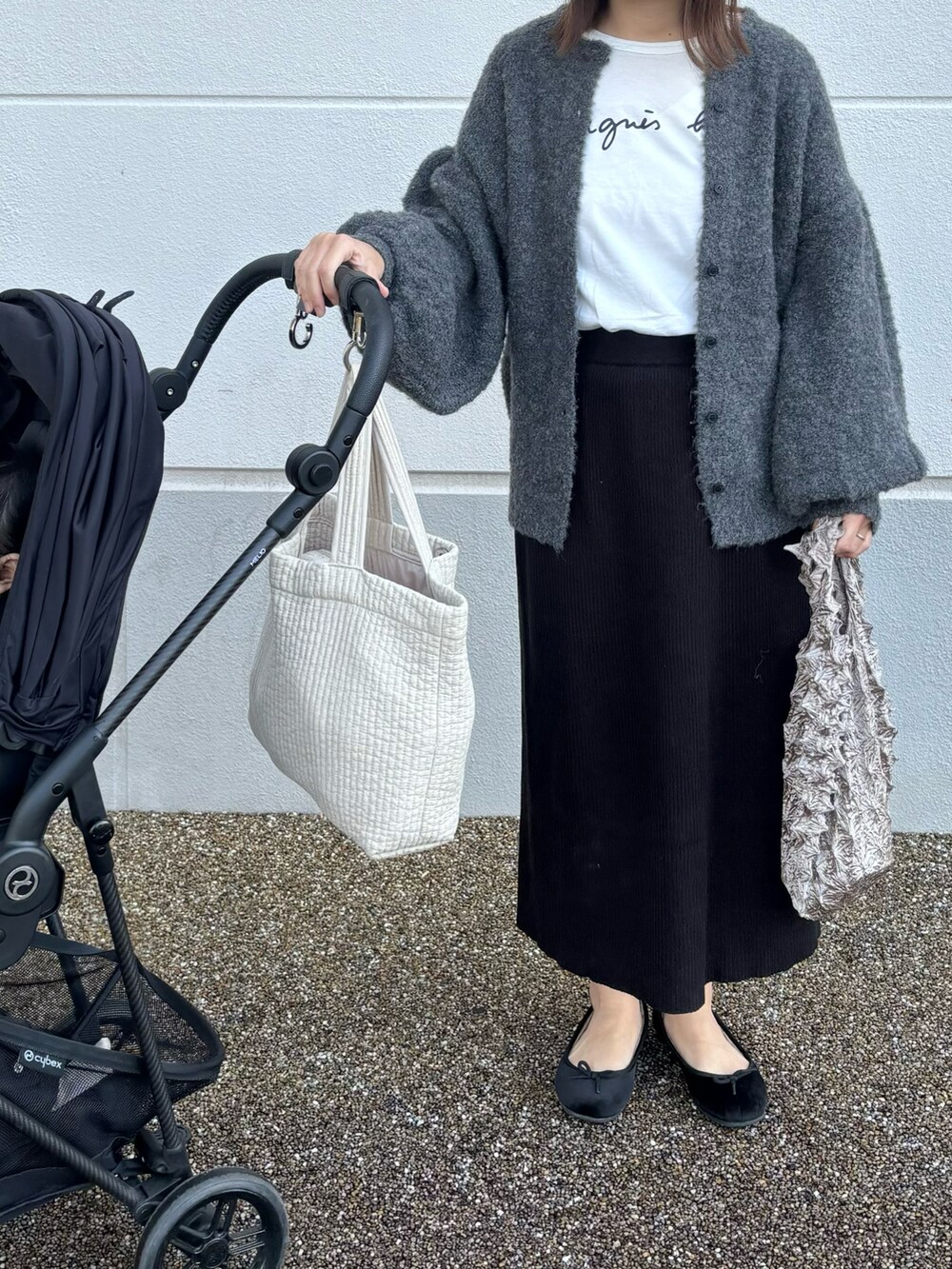 ホワイト系のTシャツ/カットソー、グレー系のカーディガン/ボレロ、グレー系のエコバッグ/サブバッグを着用したレディースの秋コーディネートの3枚目の写真