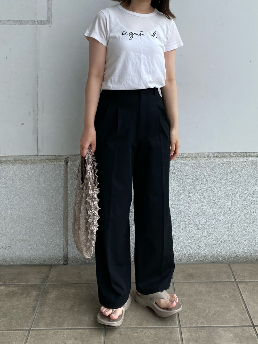 ホワイト系のTシャツ/カットソー、グレー系のエコバッグ/サブバッグ、ベージュ系のサンダルを着用したレディースの春コーディネートの2枚目の写真