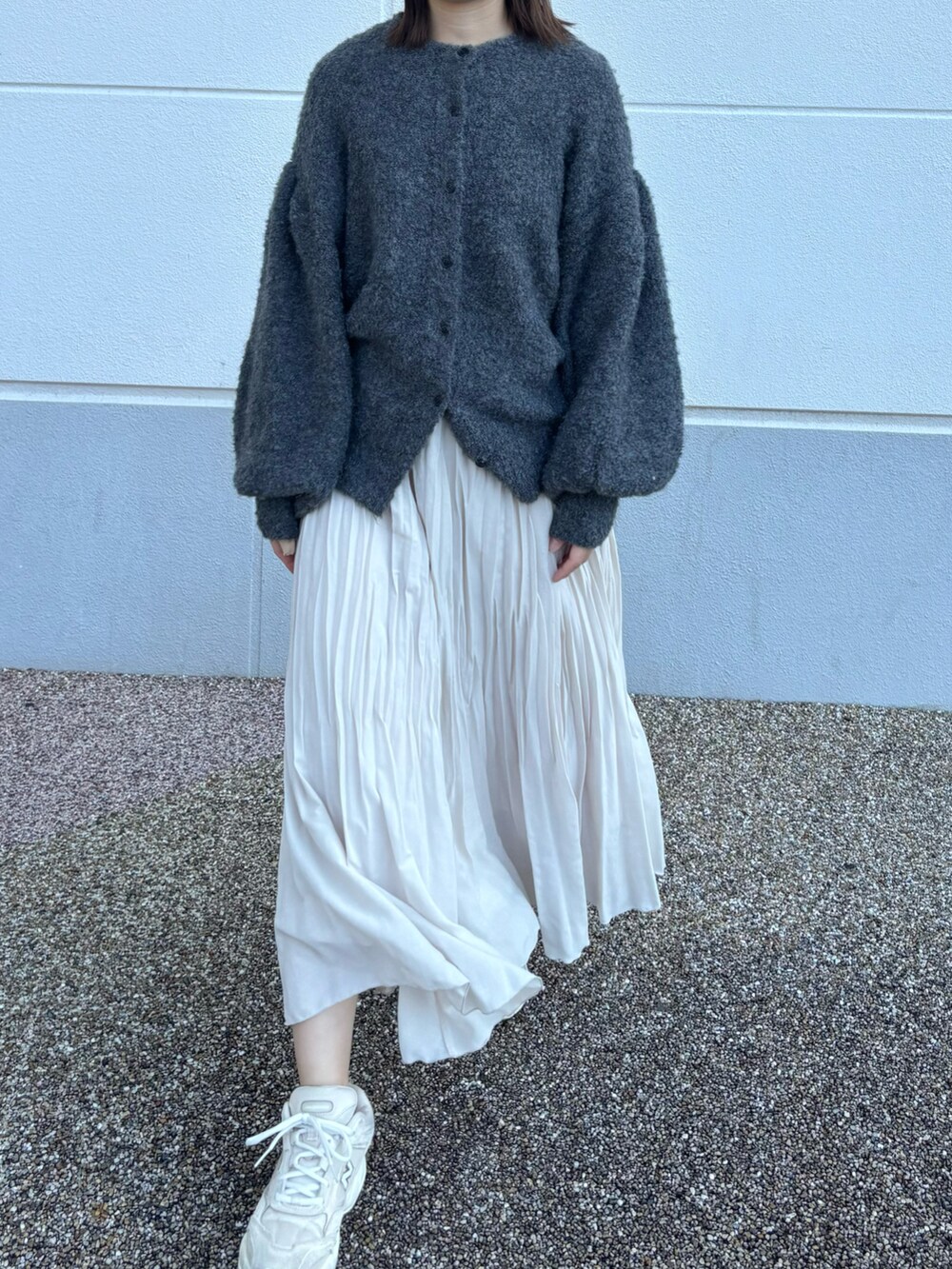 グレー系のカーディガン/ボレロ、ベージュ系のスニーカーを着用したレディースの秋コーディネートの3枚目の写真