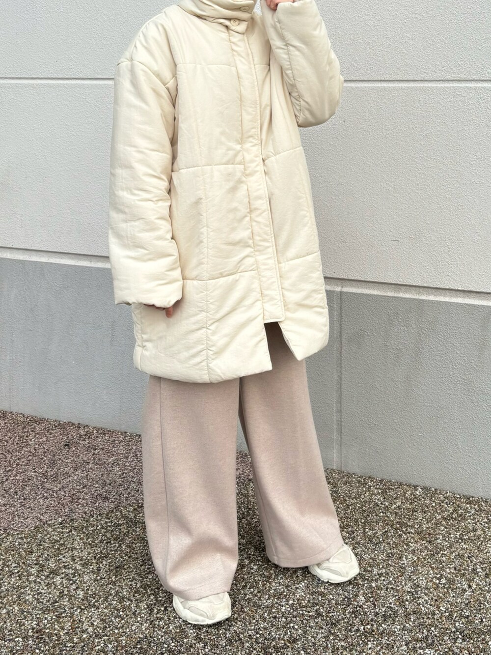 ホワイト系のダウンジャケット/コート、ベージュ系のスニーカーを着用したレディースの冬コーディネートの2枚目の写真