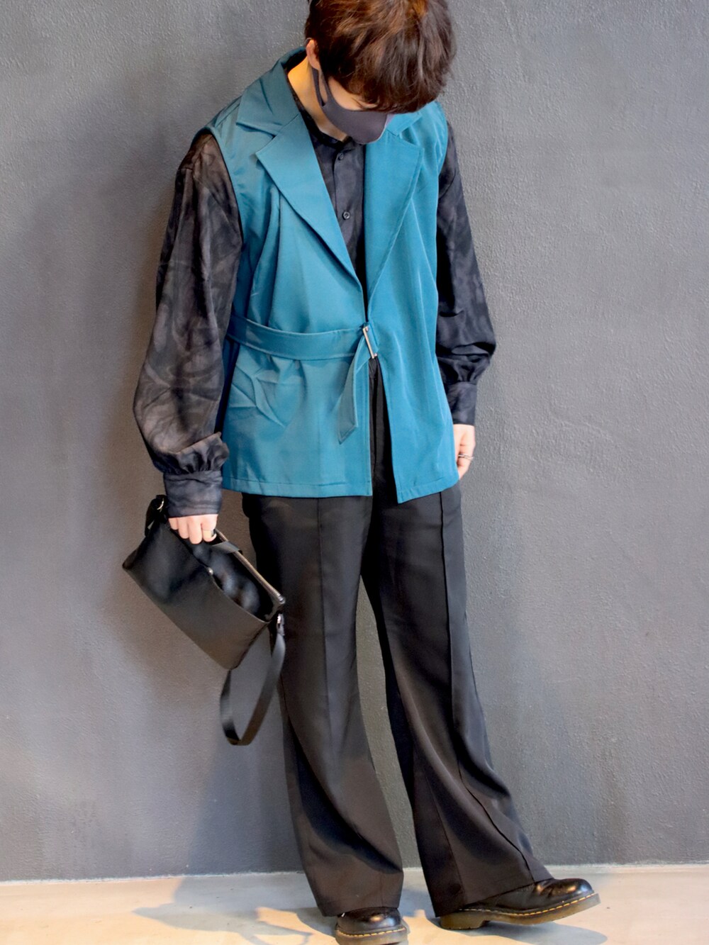 「モード、はじめましてコーデ、きれいめカジュアル、ジレ、ブラック、Ellno Loset、Dr.Martens、おしゃれさんと繋がりたい、いいね、save、フォローお願いします🤑、低身長」｜「Ellno Losetのセンターシームフレアパンツ（セットアップ対応）（スラックス、ブラック系）」を使った、なおちゃん🇰🇷低身長さん（メンズ・159cm）の春コーディネートの3枚目の写真