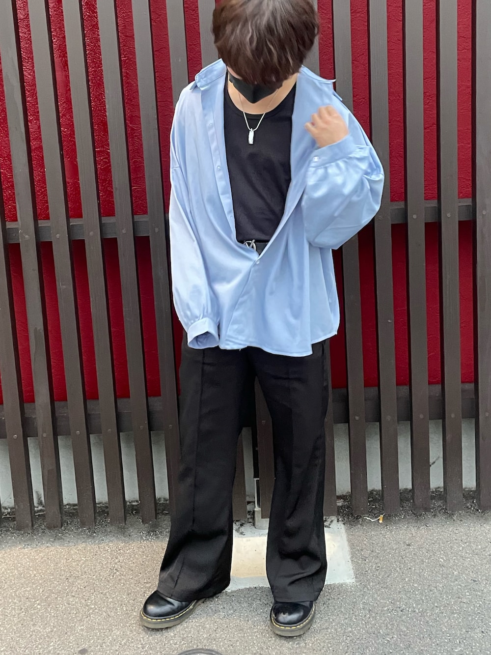 「春夏コーデ、韓国ファッション、ストリートコーデ、Ellno Loset、Dr.Martens、おしゃれさんと繋がりたい、いいね、save、フォローお願いします🤑、低身長」｜「KORのスーパーオーバーサイズ　長袖シャツ（シャツ/ブラウス、ブルー系）」を使った、なおちゃん🇰🇷低身長さん（メンズ・159cm）の春コーディネートの2枚目の写真