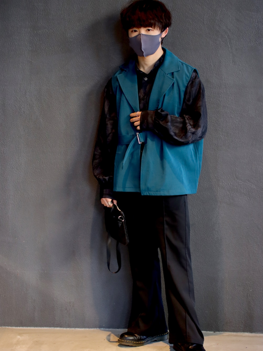 「モード、はじめましてコーデ、きれいめカジュアル、ジレ、ブラック、Ellno Loset、Dr.Martens、おしゃれさんと繋がりたい、いいね、save、フォローお願いします🤑、低身長」｜「Ellno Losetのセンターシームフレアパンツ（セットアップ対応）（スラックス、ブラック系）」を使った、なおちゃん🇰🇷低身長さん（メンズ・159cm）の春コーディネートの2枚目の写真