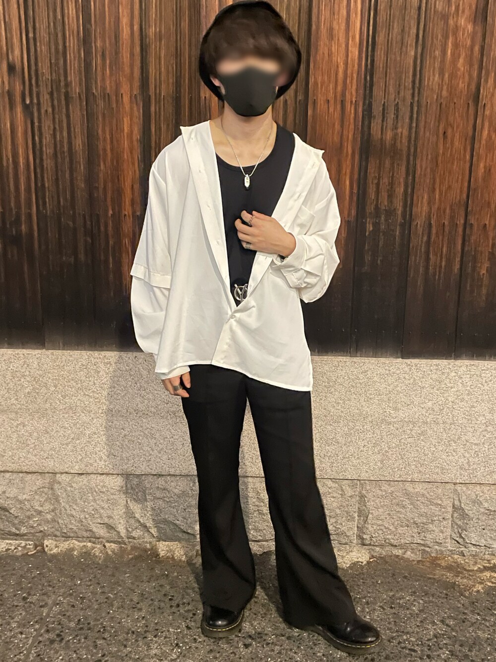 ホワイト系のシャツ/ブラウス、ブラック系のスラックス、ブラック系のブーツを着用したメンズの夏コーディネートの2枚目の写真