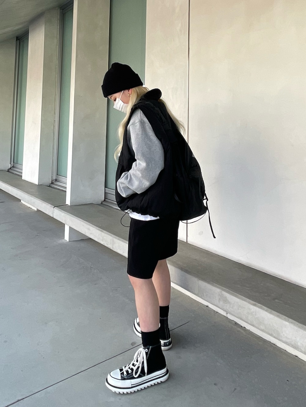 ブラック系のその他アウター、グレー系のスウェット、ブラック系のその他パンツを着用したレディースの冬コーディネートの2枚目の写真