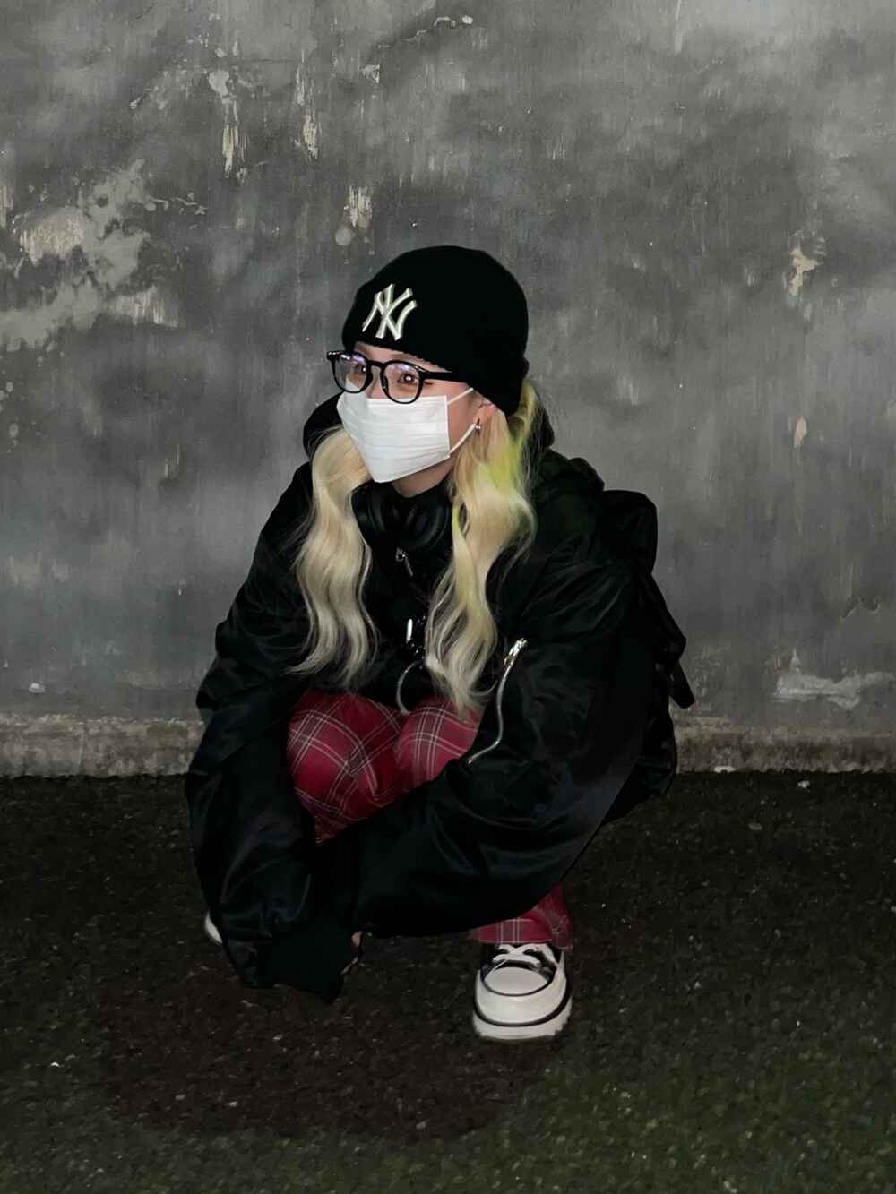 ブラック系のMA-1、レッド系のスラックス、ブラック系のスニーカーを着用したレディースの冬コーディネートの2枚目の写真