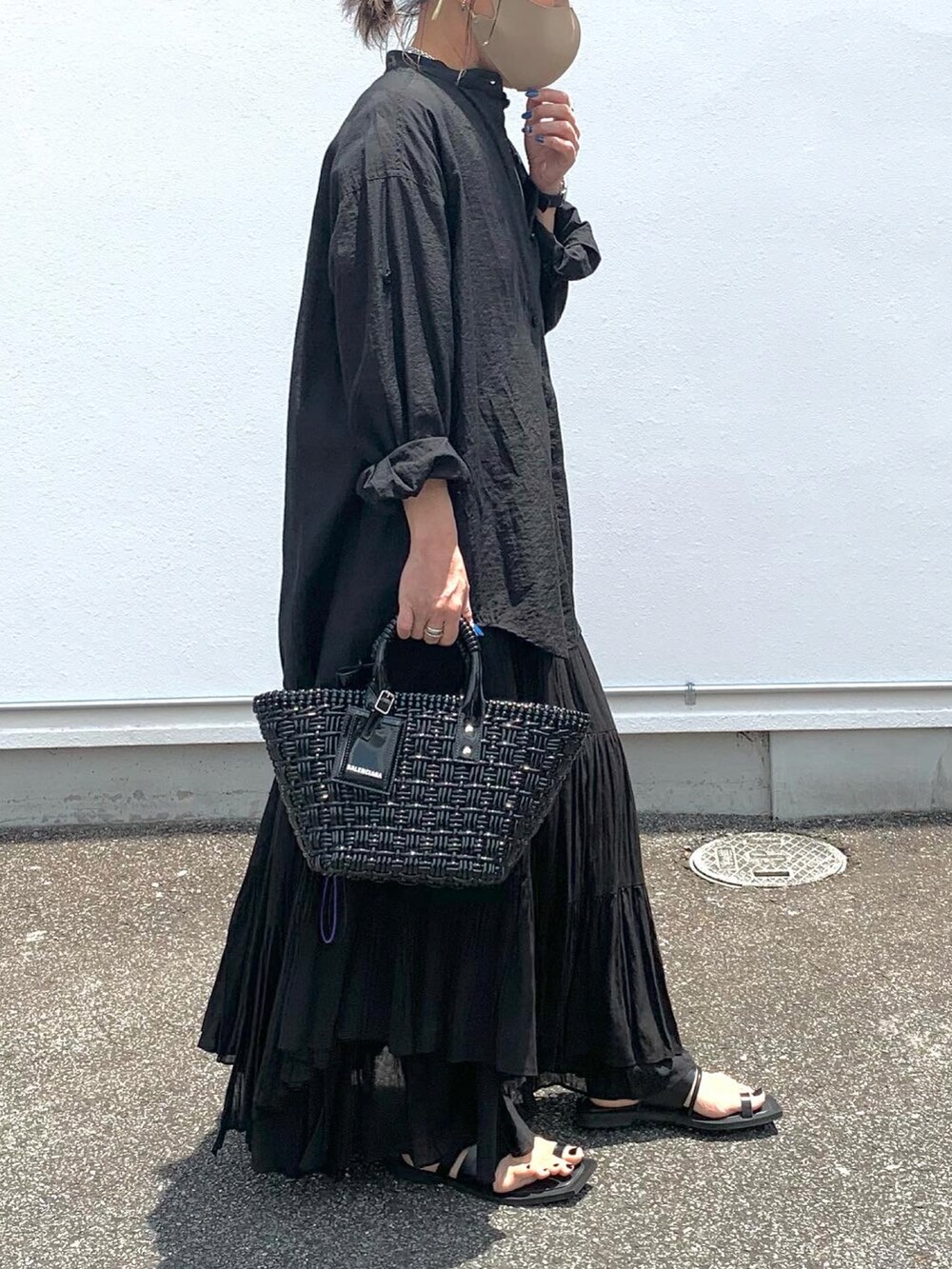 ブラック系のシャツ/ブラウス、ホワイト系のタンクトップ、ブラック系のスカートを着用したレディースの夏コーディネートの4枚目の写真