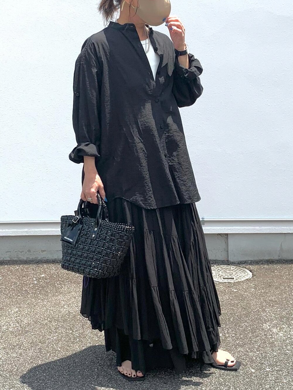 ブラック系のシャツ/ブラウス、ホワイト系のタンクトップ、ブラック系のスカートを着用したレディースの夏コーディネートの5枚目の写真