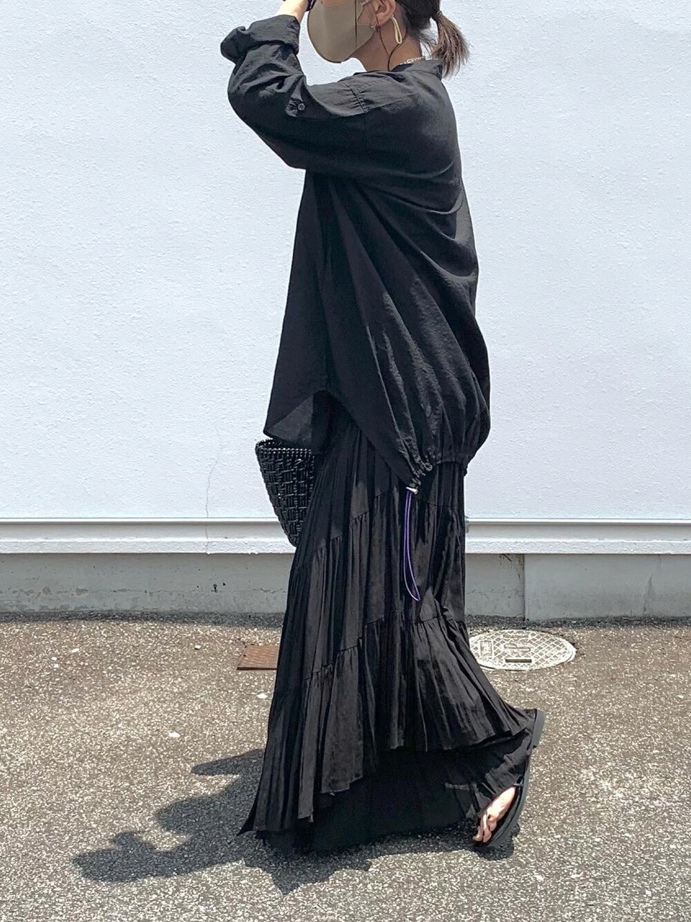 ブラック系のシャツ/ブラウス、ホワイト系のタンクトップ、ブラック系のスカートを着用したレディースの夏コーディネートの3枚目の写真