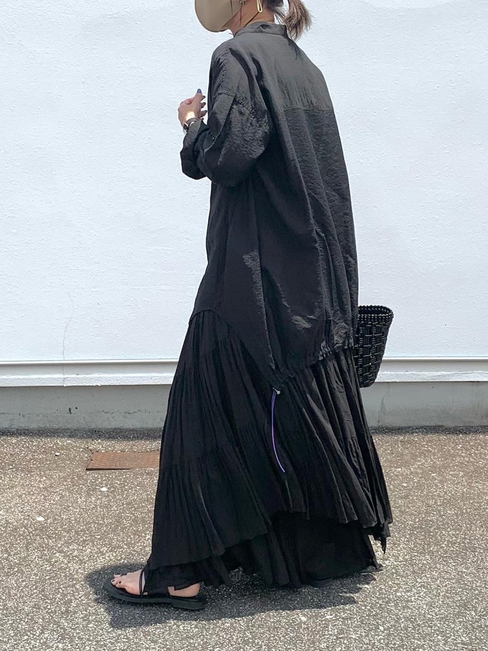 ブラック系のシャツ/ブラウス、ホワイト系のタンクトップ、ブラック系のスカートを着用したレディースの夏コーディネートの2枚目の写真