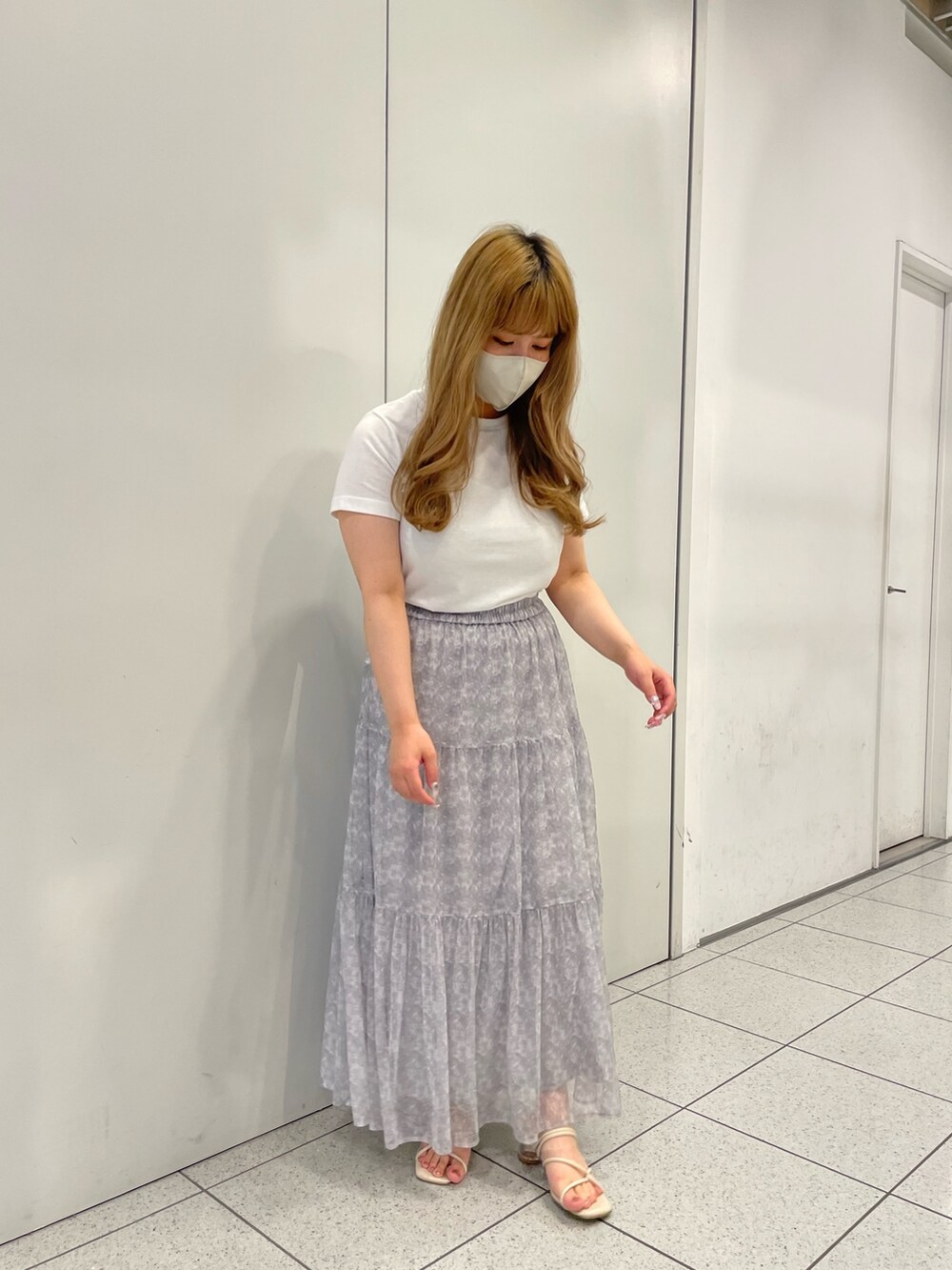 グレー系のスカート、ホワイト系のTシャツ/カットソーを着用したレディースの夏コーディネートの2枚目の写真