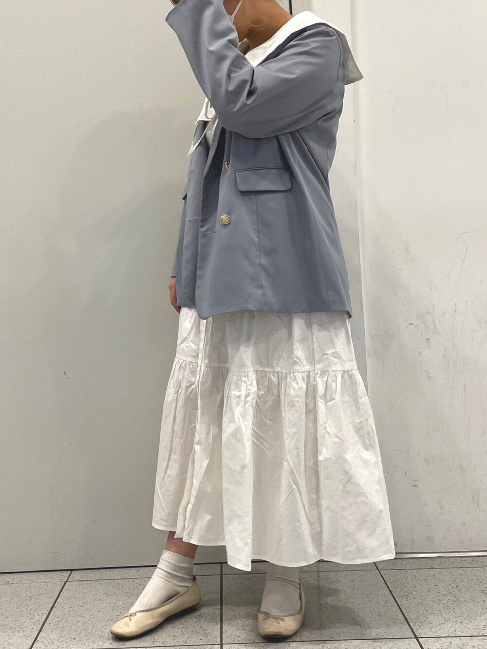 ホワイト系のワンピース、グレー系のテーラードジャケットを着用したレディースの春コーディネートの2枚目の写真