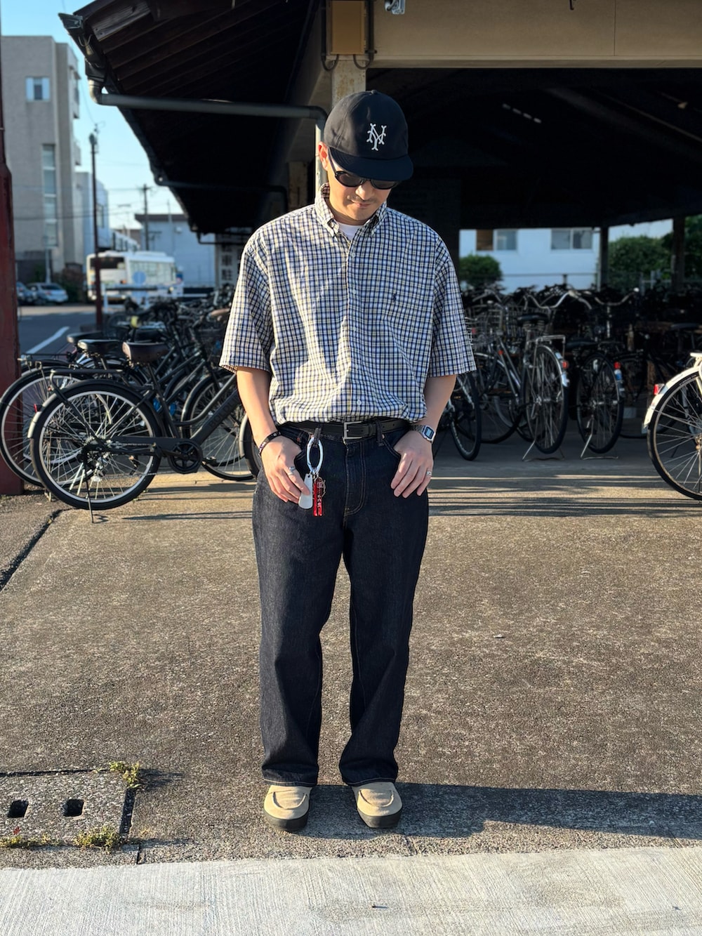 ブルー系のデニムパンツ、ホワイト系のTシャツ/カットソー、イエロー系のシャツ/ブラウスを着用したメンズの夏コーディネートの2枚目の写真