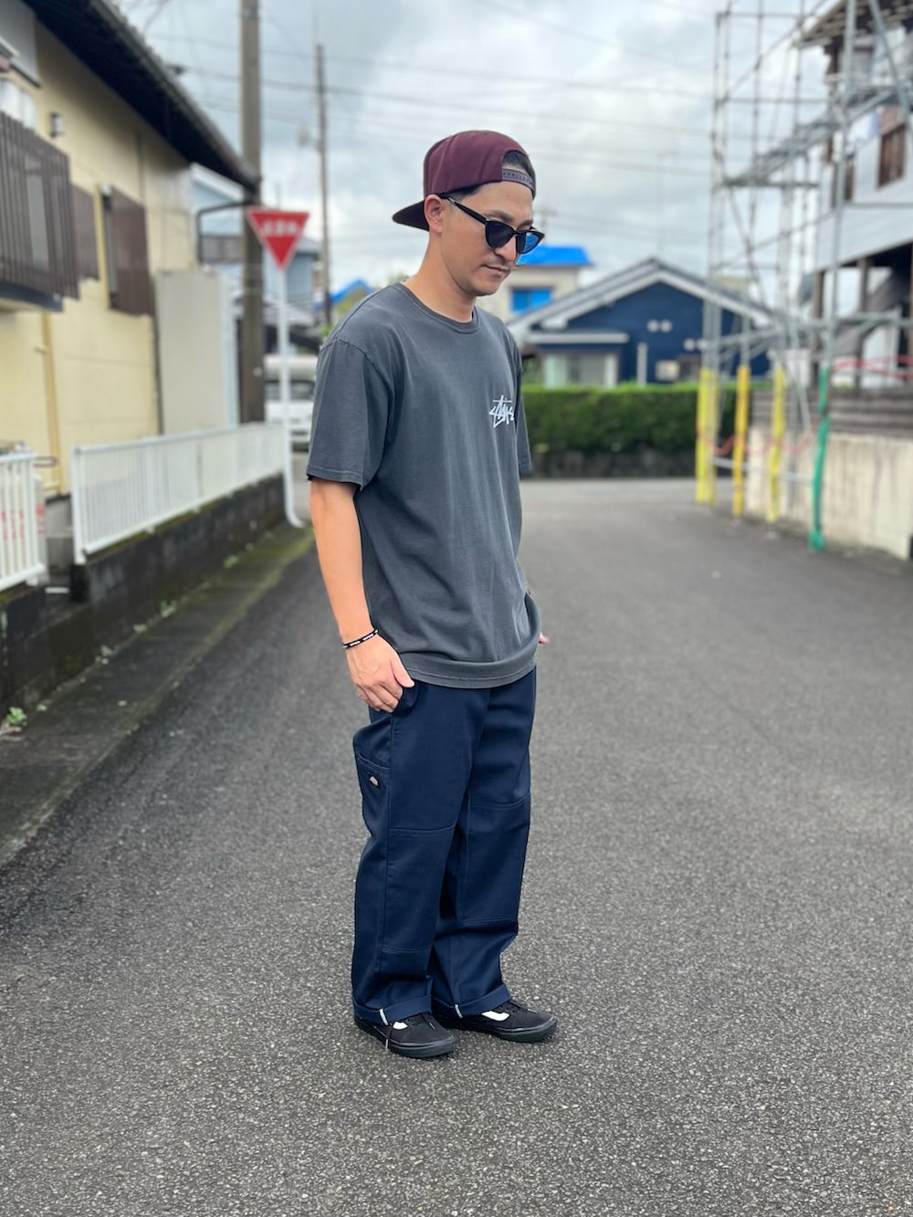 グレー系のTシャツ/カットソー、グレー系のチノパンツ、ブラック系のスニーカーを着用したメンズの秋コーディネートの3枚目の写真