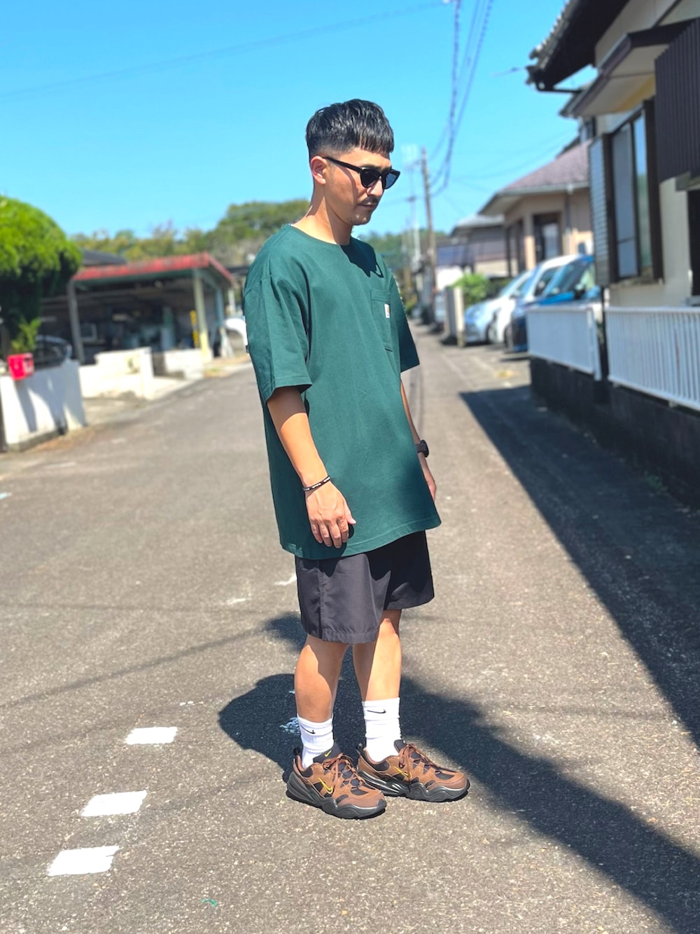 グリーン系のTシャツ/カットソー、ブルー系のその他パンツ、ブラウン系のスニーカーを着用したメンズの秋コーディネートの2枚目の写真