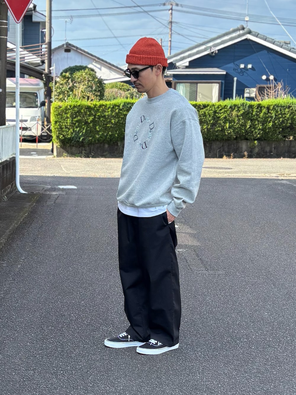 ホワイト系のTシャツ/カットソー、ブラック系のスニーカー、グレー系のスウェットを着用したメンズの冬コーディネートの2枚目の写真