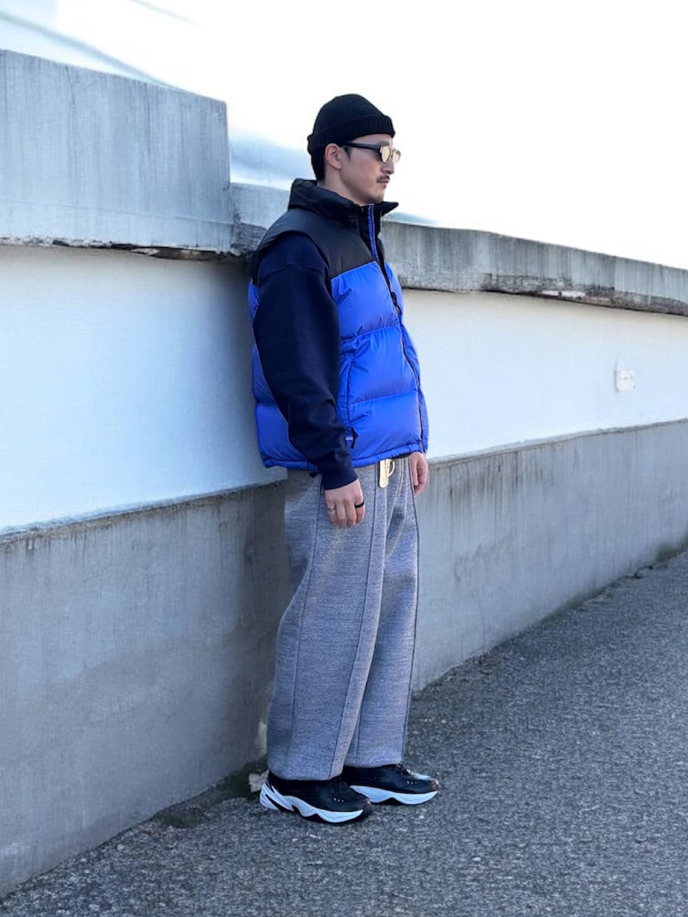 ブルー系のスウェット、ブルー系のダウンベスト、ブルー系のスウェットパンツを着用したメンズの冬コーディネートの2枚目の写真