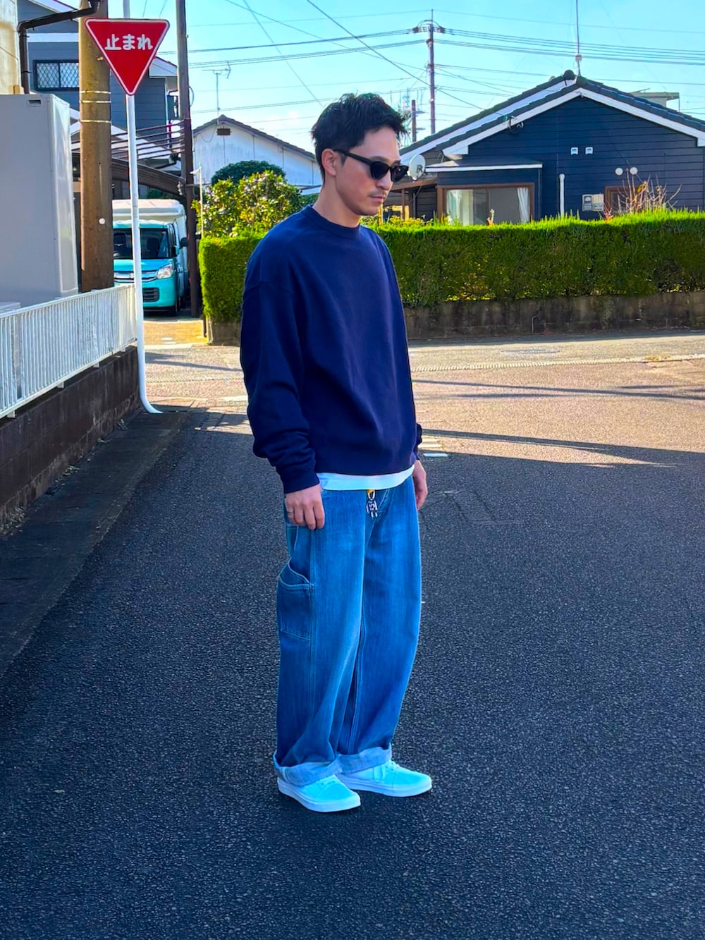 ホワイト系のTシャツ/カットソー、ブルー系のスウェット、ホワイト系のスニーカーを着用したメンズの冬コーディネートの3枚目の写真