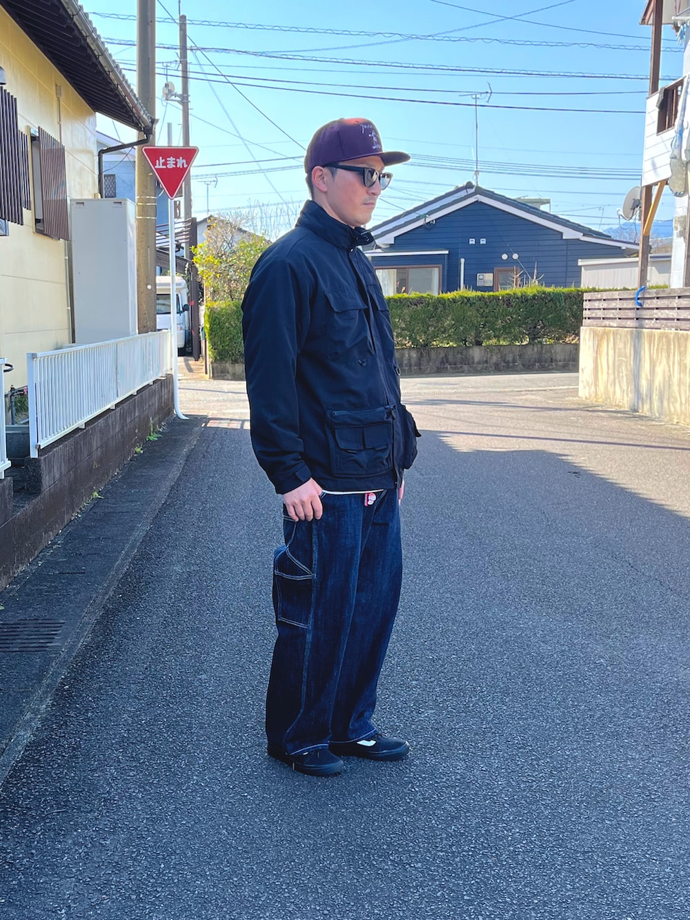 ブラック系のジャケット/アウター、ブルー系のデニムパンツ、ブラック系のスニーカーを着用したメンズの冬コーディネートの3枚目の写真