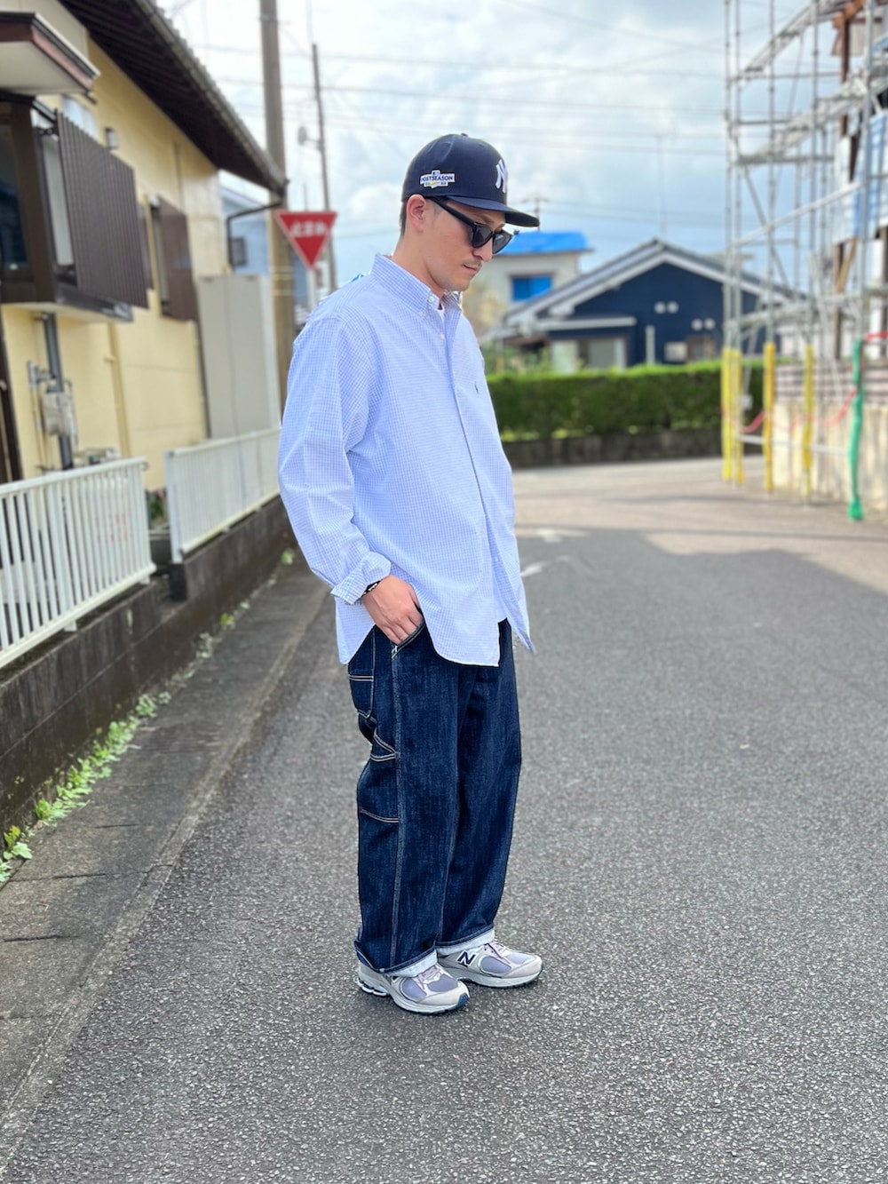 ブルー系のシャツ/ブラウス、ブルー系のデニムパンツ、グレー系のスニーカーを着用したメンズの秋コーディネートの2枚目の写真