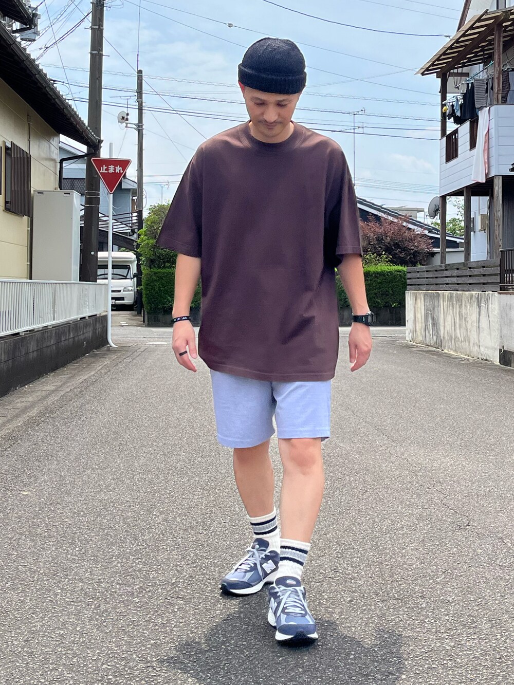 グレー系のTシャツ/カットソー、グレー系のスウェットパンツ、ブルー系のスニーカーを着用したメンズの夏コーディネートの2枚目の写真