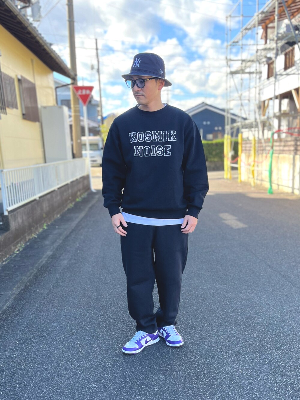 ブラック系のスウェットパンツ、ホワイト系のTシャツ/カットソー、ブラック系のスウェットを着用したメンズの冬コーディネートの2枚目の写真