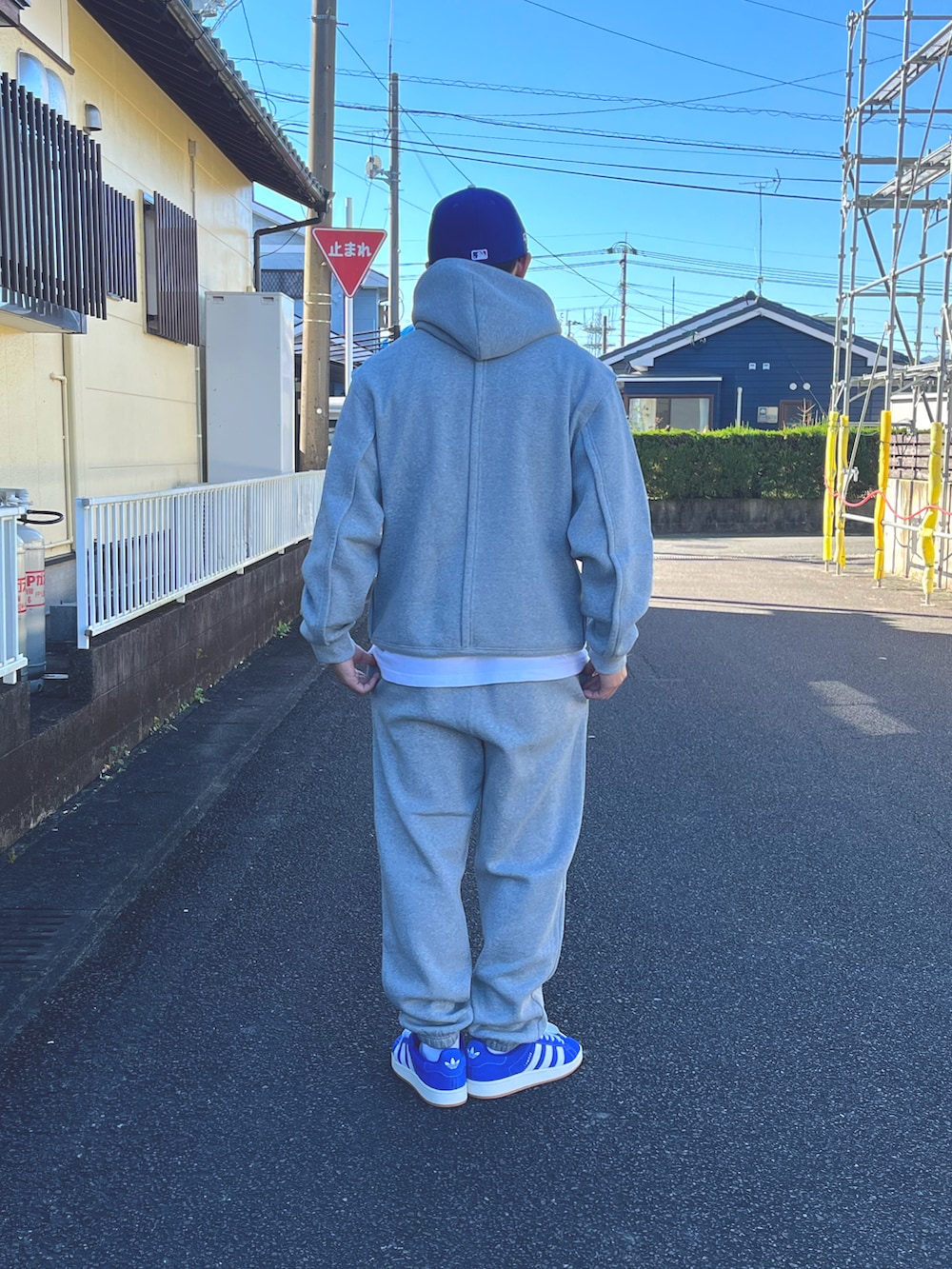 グレー系のパーカー、グレー系のスウェットパンツ、ホワイト系のTシャツ/カットソーを着用したメンズの冬コーディネートの3枚目の写真