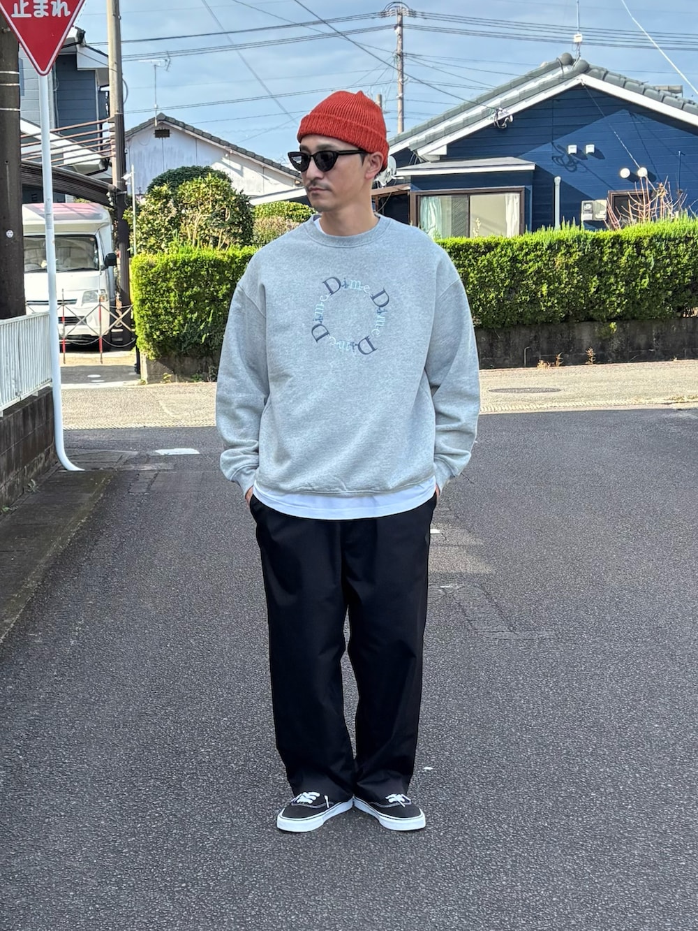 ホワイト系のTシャツ/カットソー、ブラック系のスニーカー、グレー系のスウェットを着用したメンズの冬コーディネートの4枚目の写真