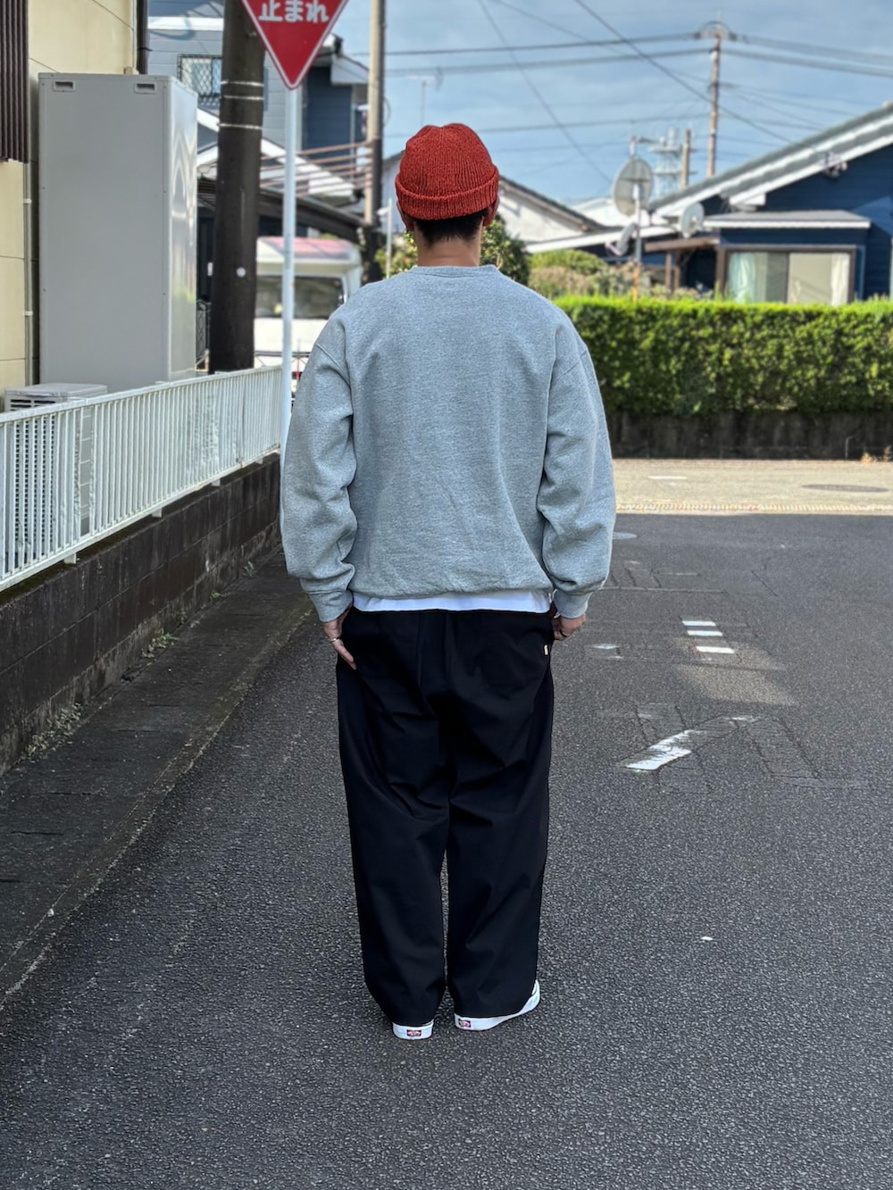 ホワイト系のTシャツ/カットソー、ブラック系のスニーカー、グレー系のスウェットを着用したメンズの冬コーディネートの3枚目の写真