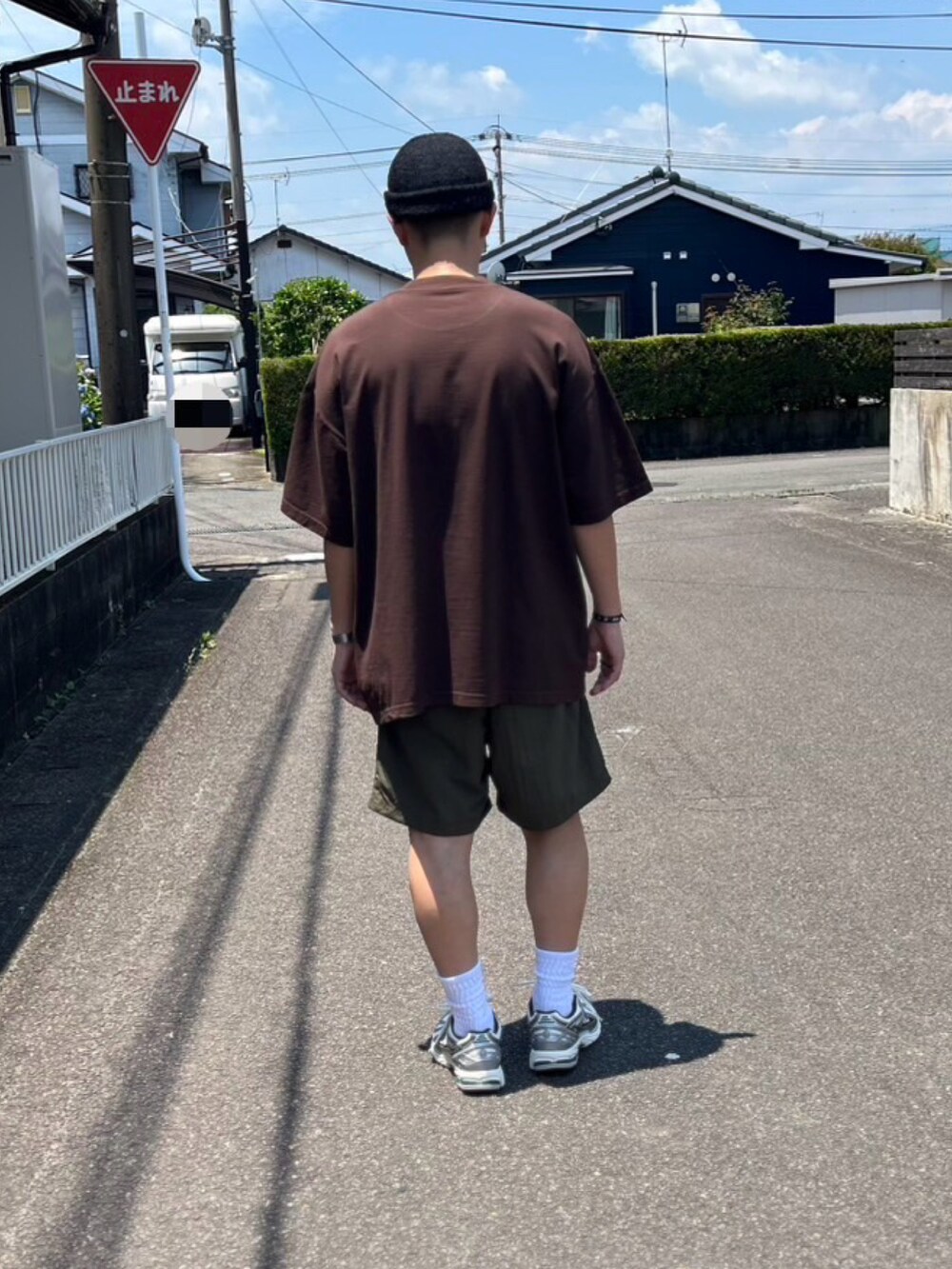グレー系のTシャツ/カットソー、グリーン系のその他パンツ、グリーン系のスニーカーを着用したメンズの夏コーディネートの3枚目の写真