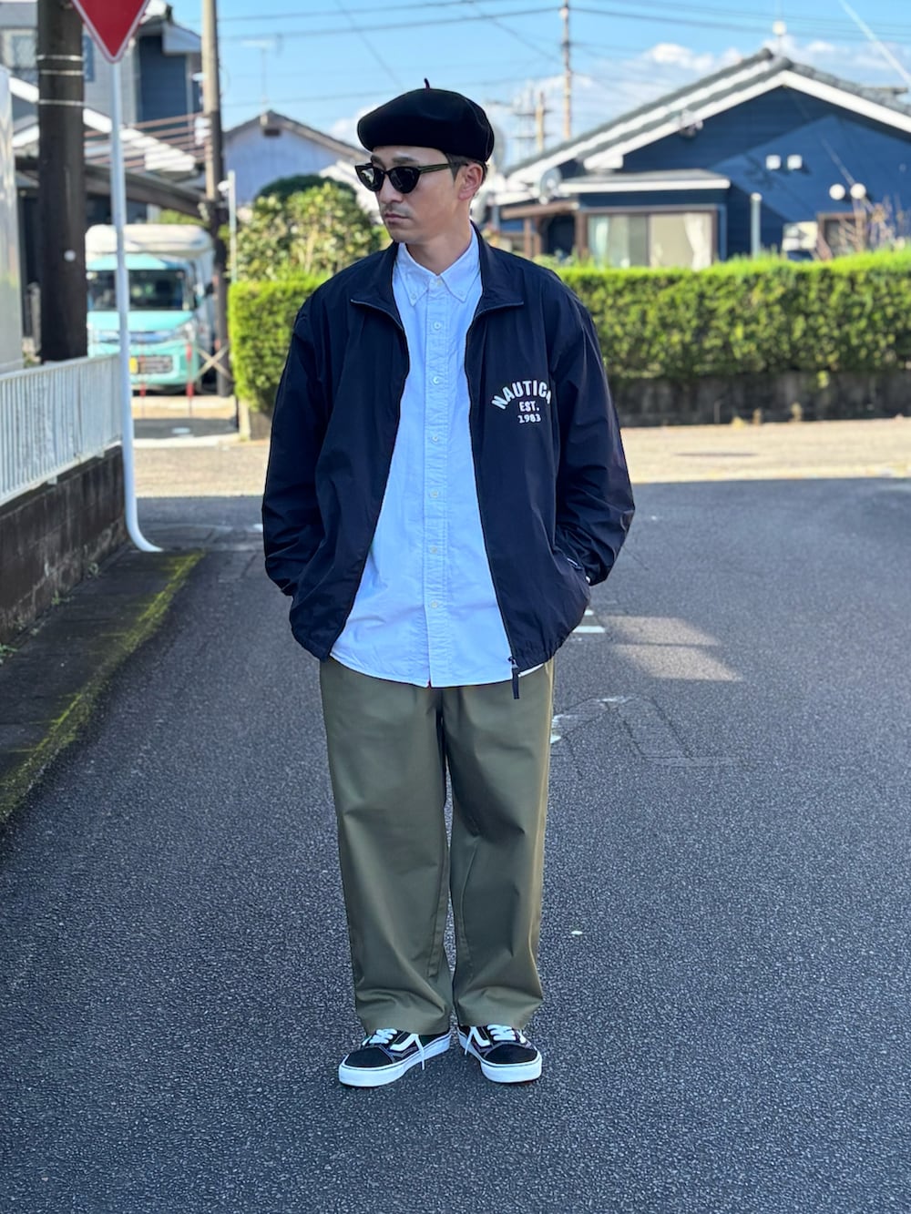 ホワイト系のシャツ/ブラウス、ブルー系のブルゾン、グリーン系のチノパンツを着用したメンズの秋コーディネートの3枚目の写真