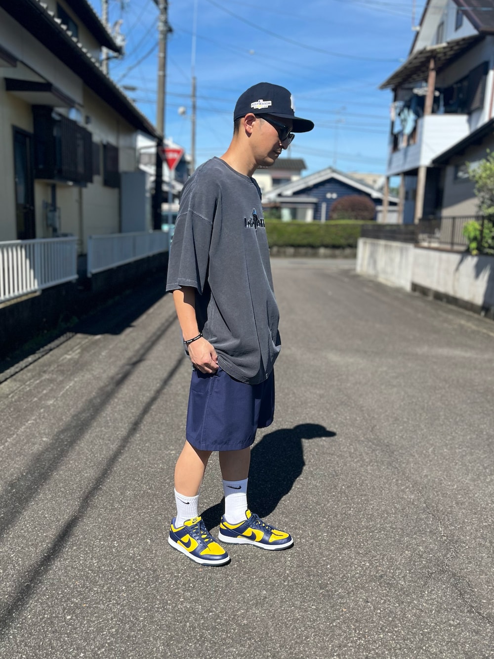 グレー系のTシャツ/カットソー、ブルー系のその他パンツ、イエロー系のスニーカーを着用したメンズの夏コーディネートの3枚目の写真