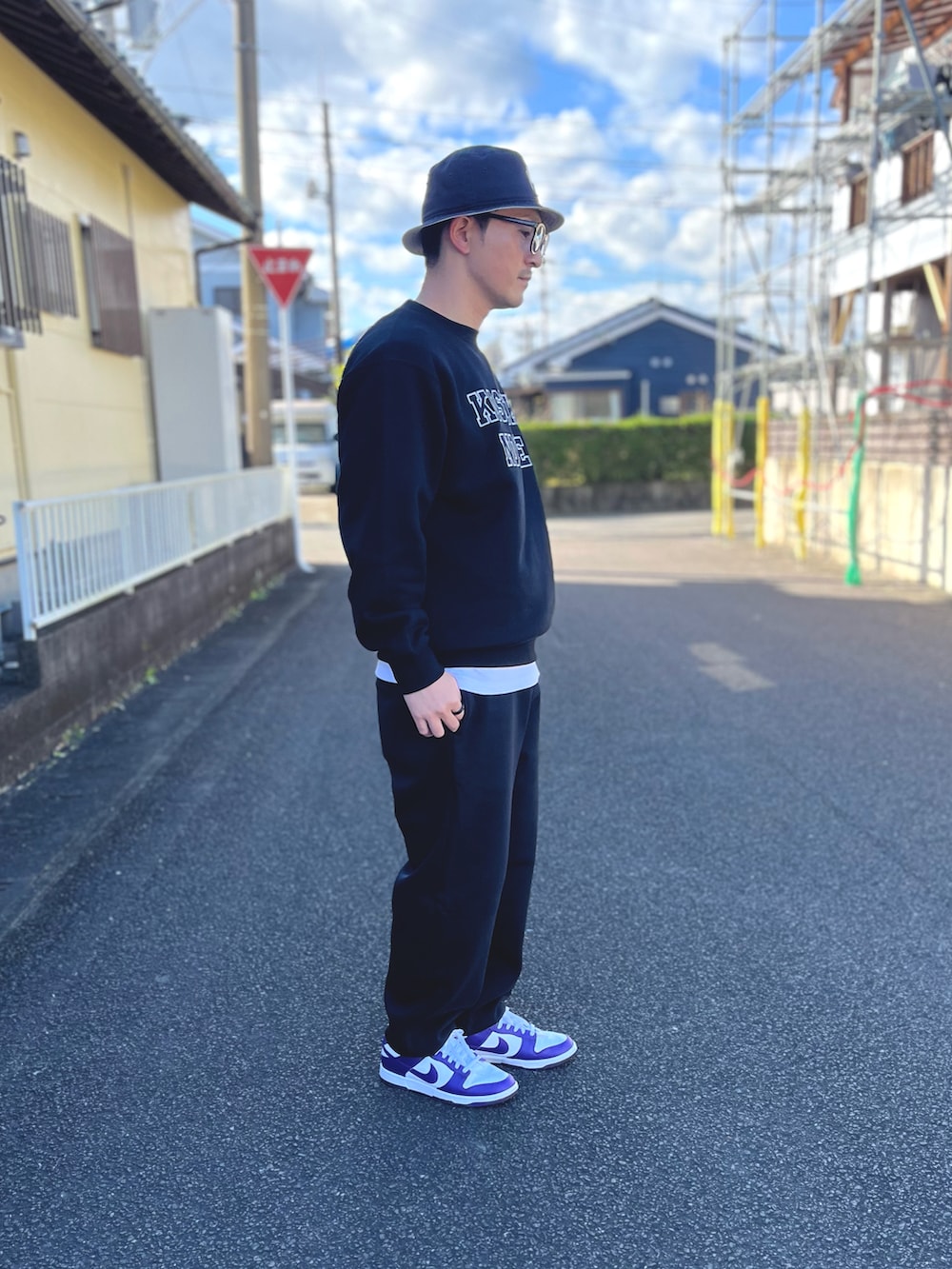 ブラック系のスウェットパンツ、ホワイト系のTシャツ/カットソー、ブラック系のスウェットを着用したメンズの冬コーディネートの3枚目の写真