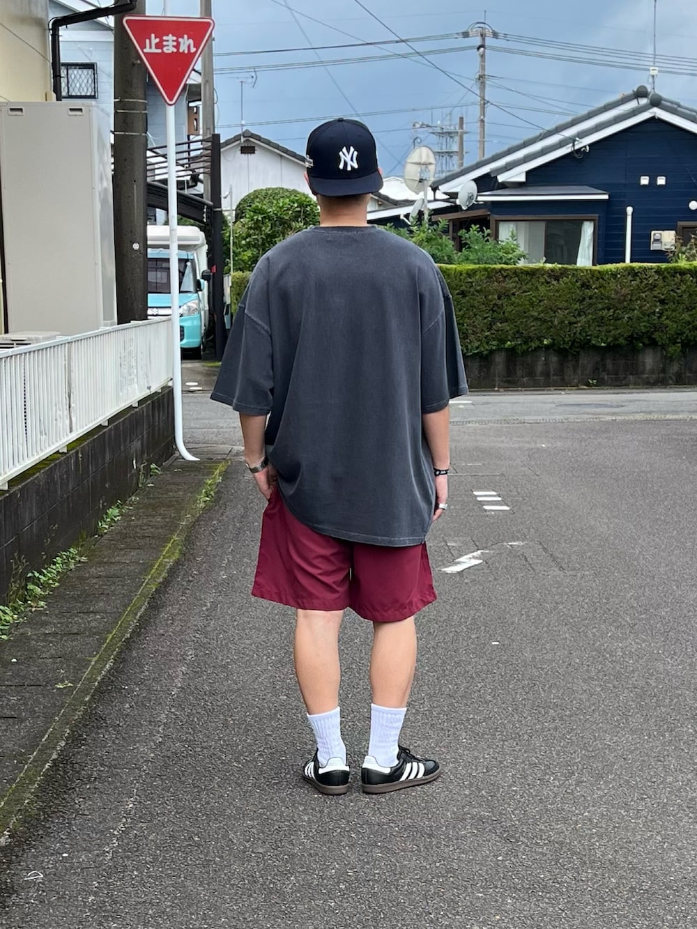 ブラック系のスニーカー、ブルー系のその他パンツ、グレー系のTシャツ/カットソーを着用したメンズの夏コーディネートの3枚目の写真