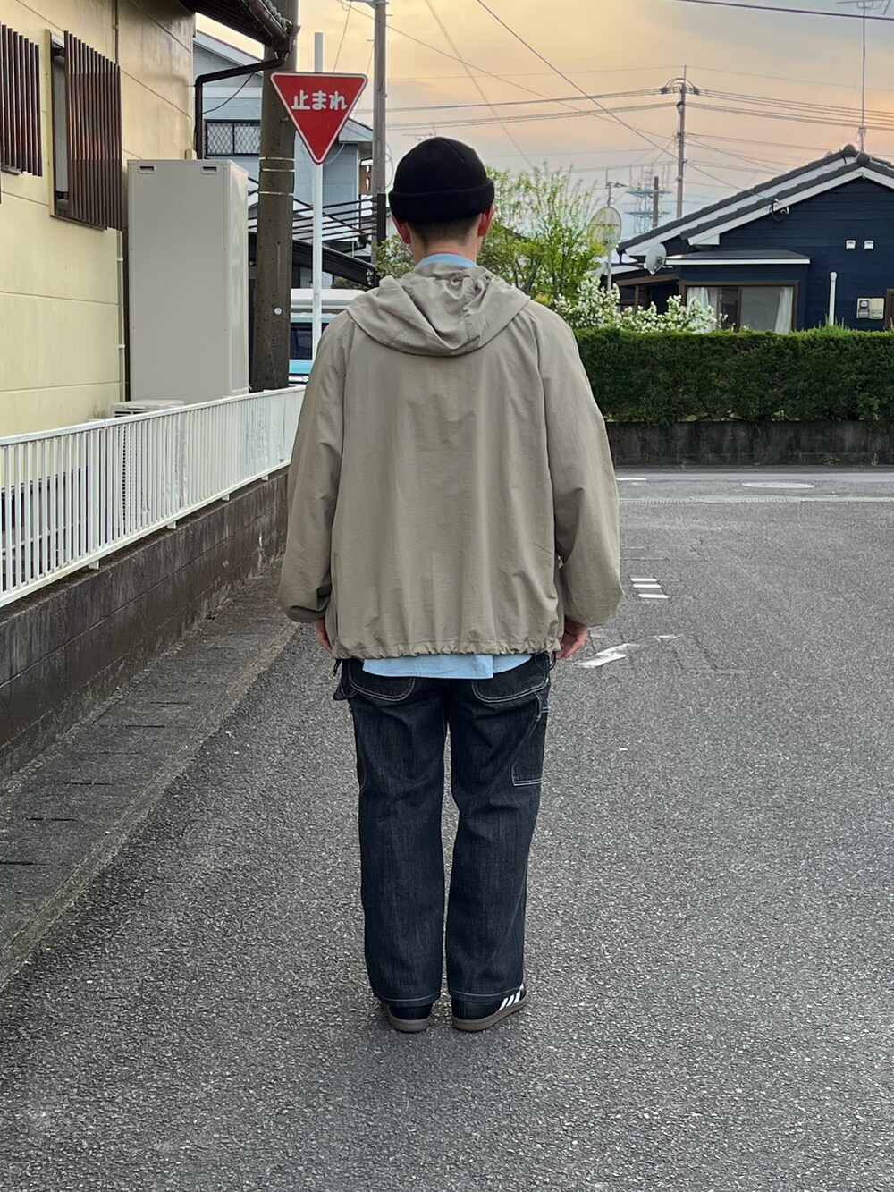 ベージュ系のトップス、ブルー系のシャツ/ブラウス、ブラック系のデニムパンツを着用したメンズの春コーディネートの3枚目の写真