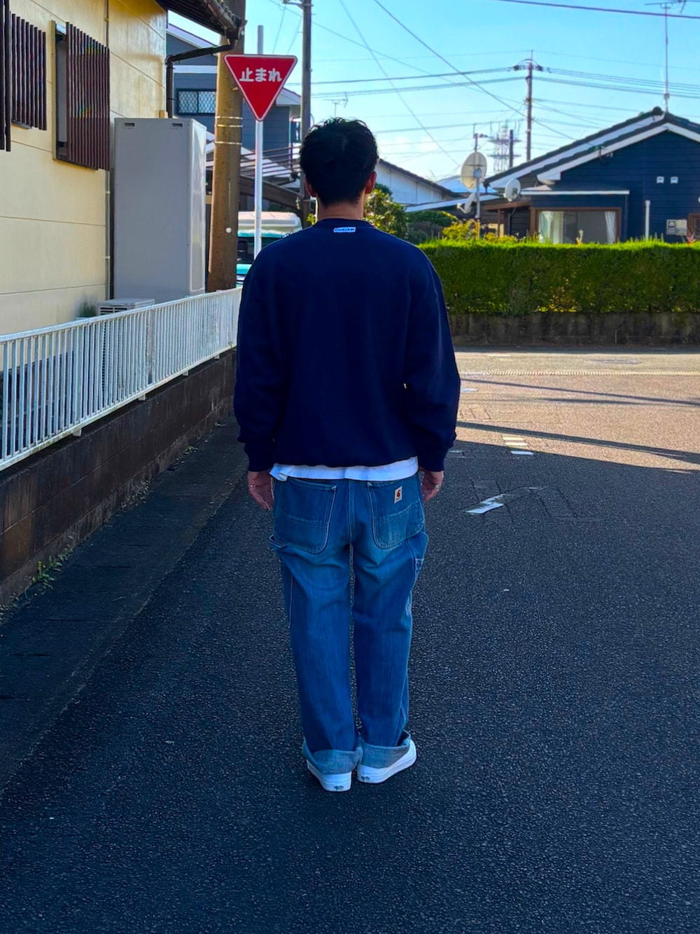 ホワイト系のTシャツ/カットソー、ブルー系のスウェット、ホワイト系のスニーカーを着用したメンズの冬コーディネートの4枚目の写真