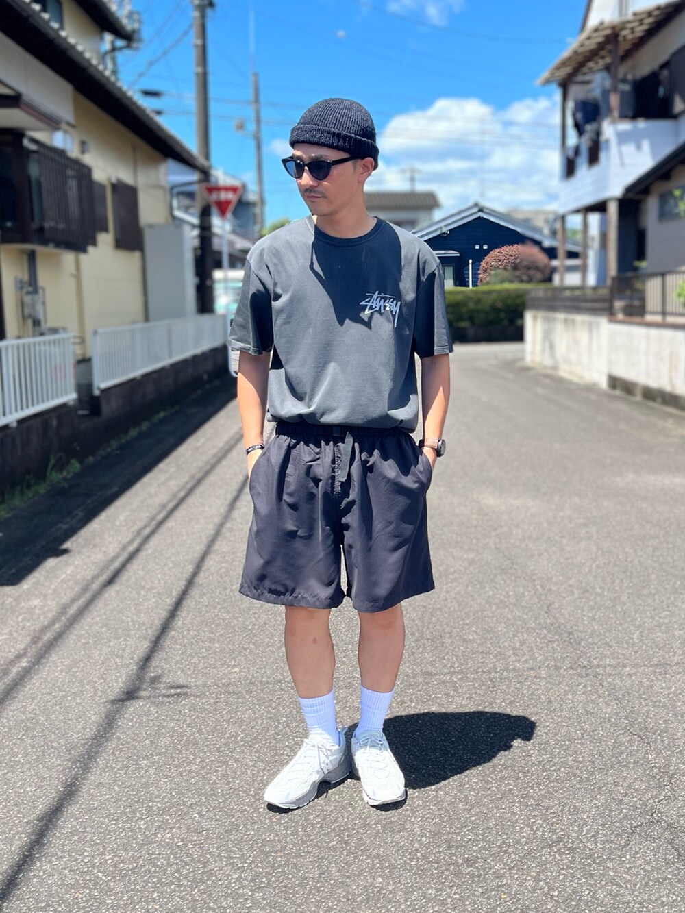グレー系のTシャツ/カットソー、ブルー系のその他パンツ、ホワイト系のスニーカーを着用したメンズの夏コーディネートの2枚目の写真
