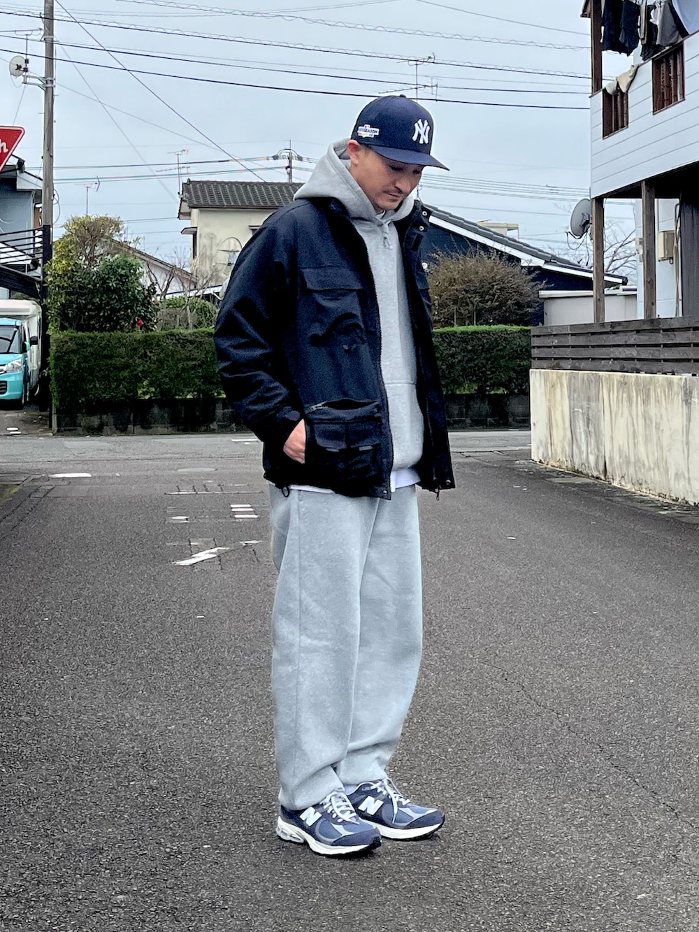 「カジュアルコーデ、シンプルコーデ、スニーカーコーデ、大人カジュアル、キャップ、服好きな人と繋がりたい、休日スタイル、シンプル、いいね、save、フォローお願いします🤑、ファッションを楽しもう、セットアップ、スウェット、リラックススタイル、スニーカー、ストリート」｜「NEW ERAのニューエラ キャップ 59FIFTY オーセンティック フラットバイザーMLB（キャップ、ブラック系）」を使った、Hiromu®︎さん（メンズ・174cm）の冬コーディネートの3枚目の写真