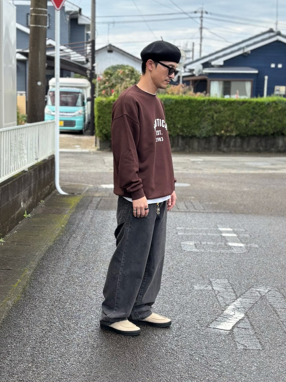 ホワイト系のTシャツ/カットソー、ブルー系のデニムパンツ、ブラウン系のスウェットを着用したメンズの冬コーディネートの2枚目の写真